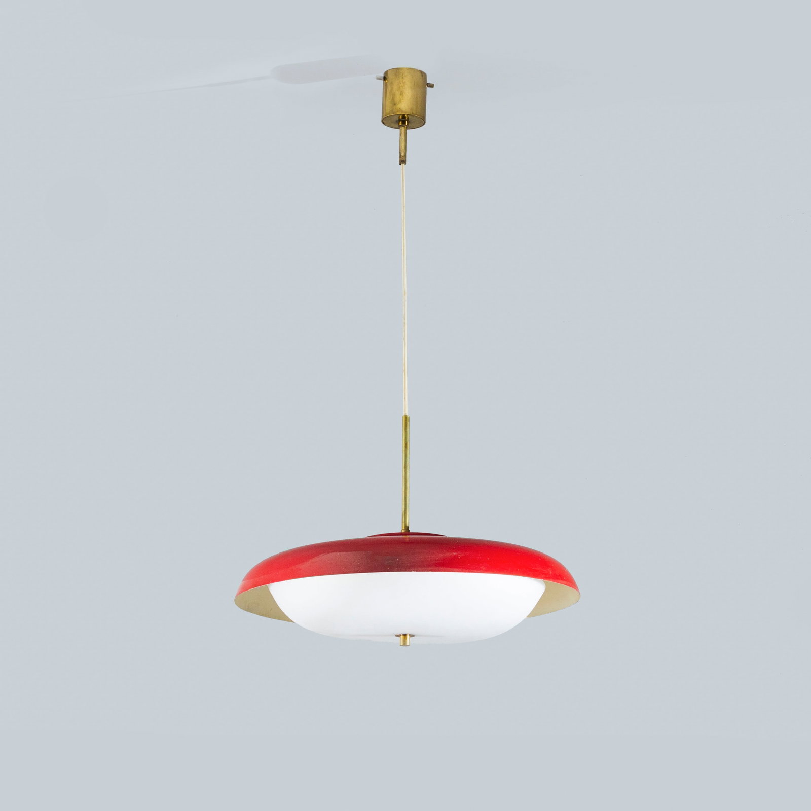 STILNOVO: Lampadario. Ottone, metallo verniciato, vetro opalino. Italia fine anni '50. cm 83x45 A CEILING LAMP BY STILNOVO Buone condizioni. righe, segni d'usura, mancanze alla vernice , lieve ossidazione. Tras