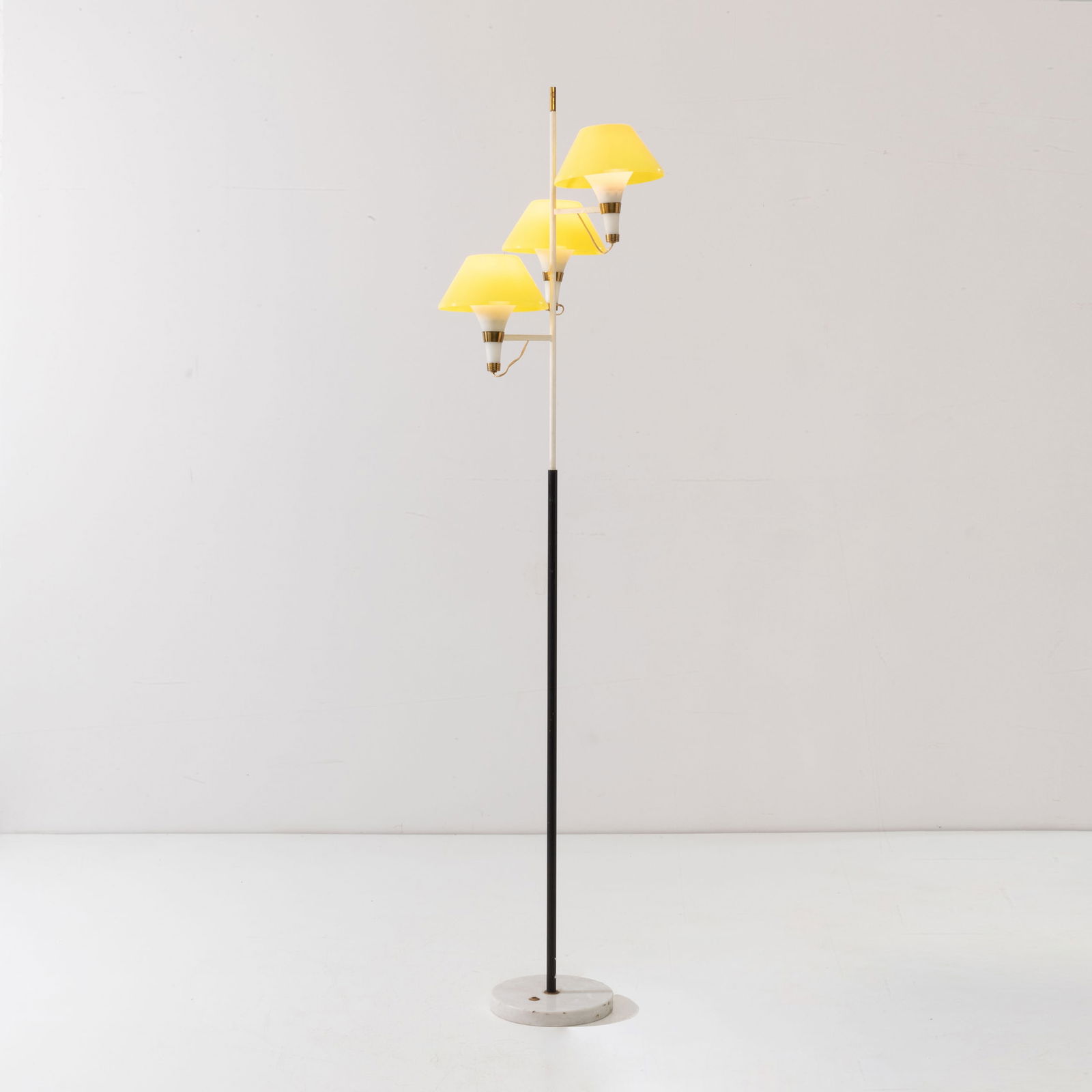 STILUX: Lampada da terra. Marmo, metallo verniciato, ottone, alluminio verniciato, plexiglas colorato, vetro opalino. Italia anni '50. altezza cm 191 A FLOOR LAMP BY STILUX Buone condizioni generali. Piccole