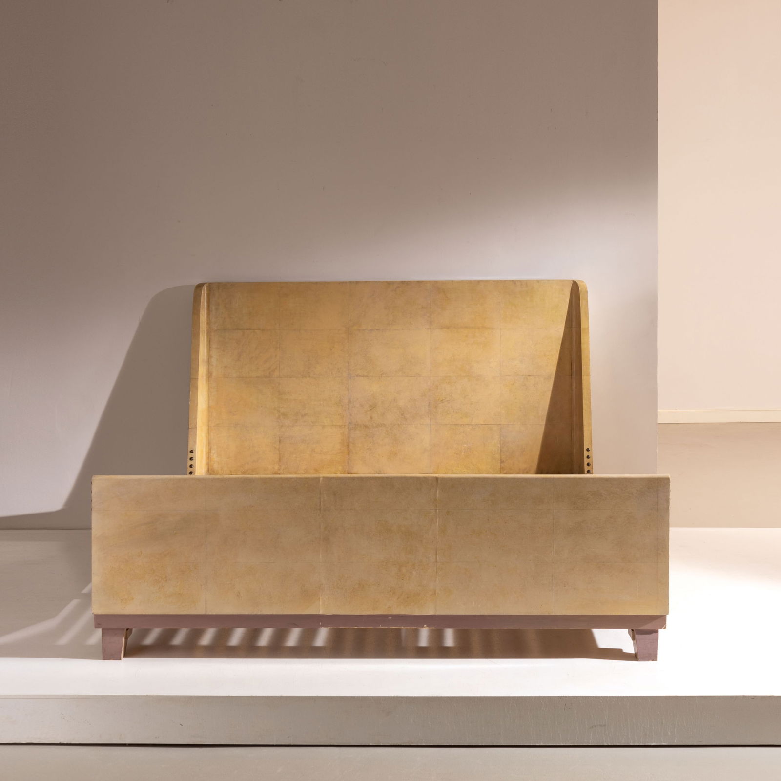 ANDRE' SORNAY: Letto matrimoniale. Legno esotico, pergamena, ottone. Francia anni '40. cm 120x188x201; misure interne 193x180 A QUEEN SIZE BED BY A. SORNAY Buone condizioni generali. Righe, graffi, segni di usura, d