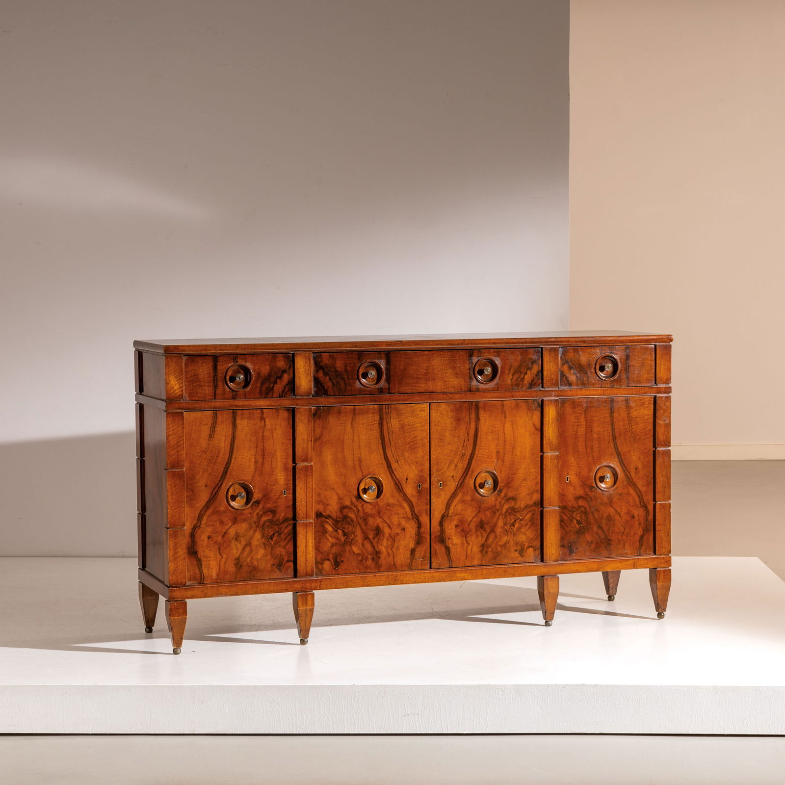 GIO PONTI & EMILIO LANCIA: Credenza. Legno lastronato in legno di noce a macchia aperta, legno tornito, ottone. Produzione Domus Nova anni '30. Perizia Gio Ponti Archives nr. 11081 cm 100x180x45,5 A SIDEBOARD BY G. PONTI & E. L