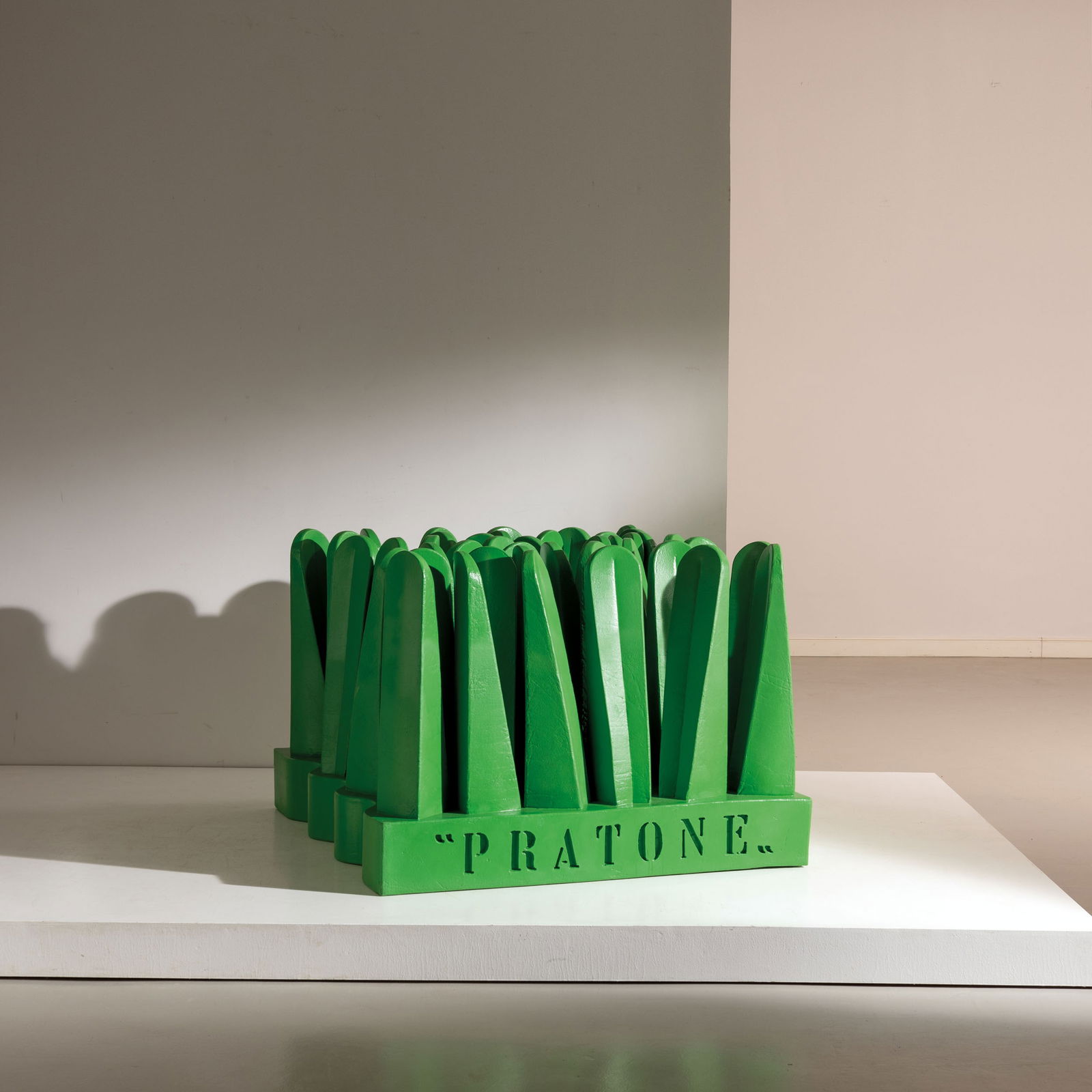 GIORGIO CERETTI, PIERO DEROSSI, RICCARDO ROSSO: Scultura ; seduta 'Pratone', prima serie. Poliuretano espanso. Produzione Gruppo Strum 1970 ca. Restaurato sotto la supervisione di Guido Mario Gugliermetto nel 2019. Corredato da dichiarazione di ori