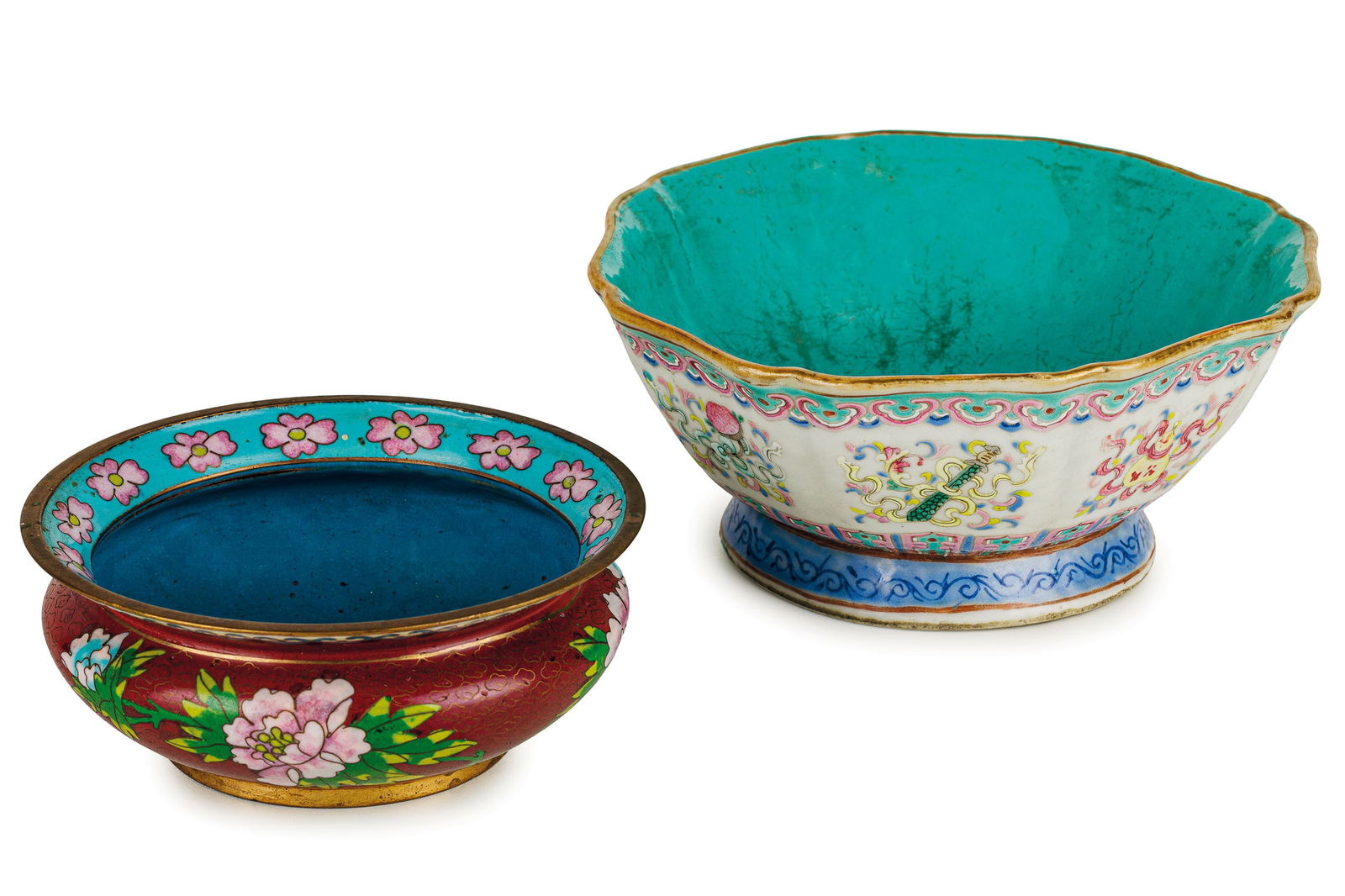 DUE DIVERSE CIOTOLE IN PORCELLANA ED IN SMALTO (1 of 3)