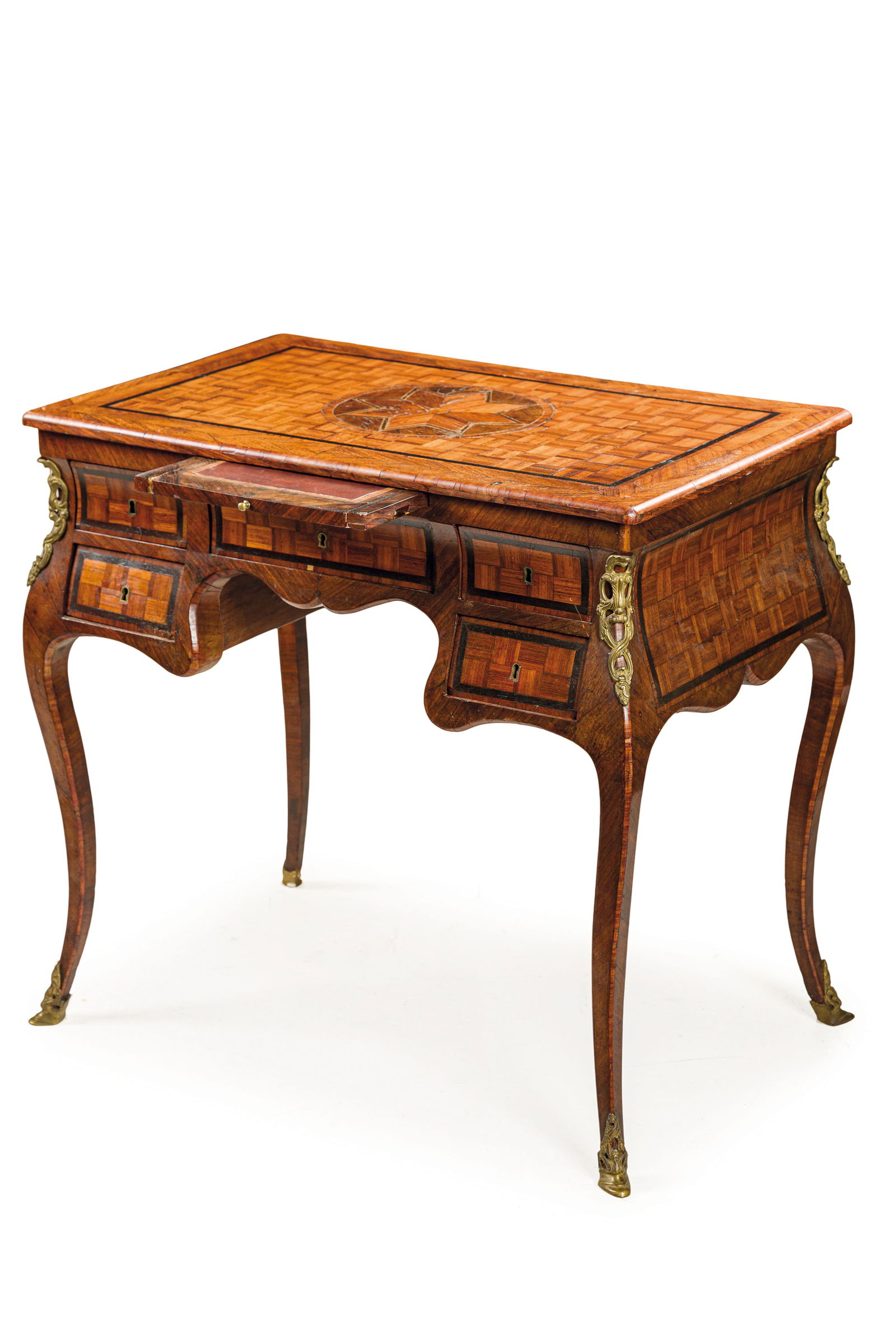 SCRIVANIA DA CENTRO IMPIALLACCIATA IN LEGNI VARI,: NAPOLI, XIX SECOLO impianto mistilineo interamente decorato con riserve geometriche, il piano centrato da stella entro rosone, cinque cassetti nel fronte e tablette estraibile, montature in bronzo dor