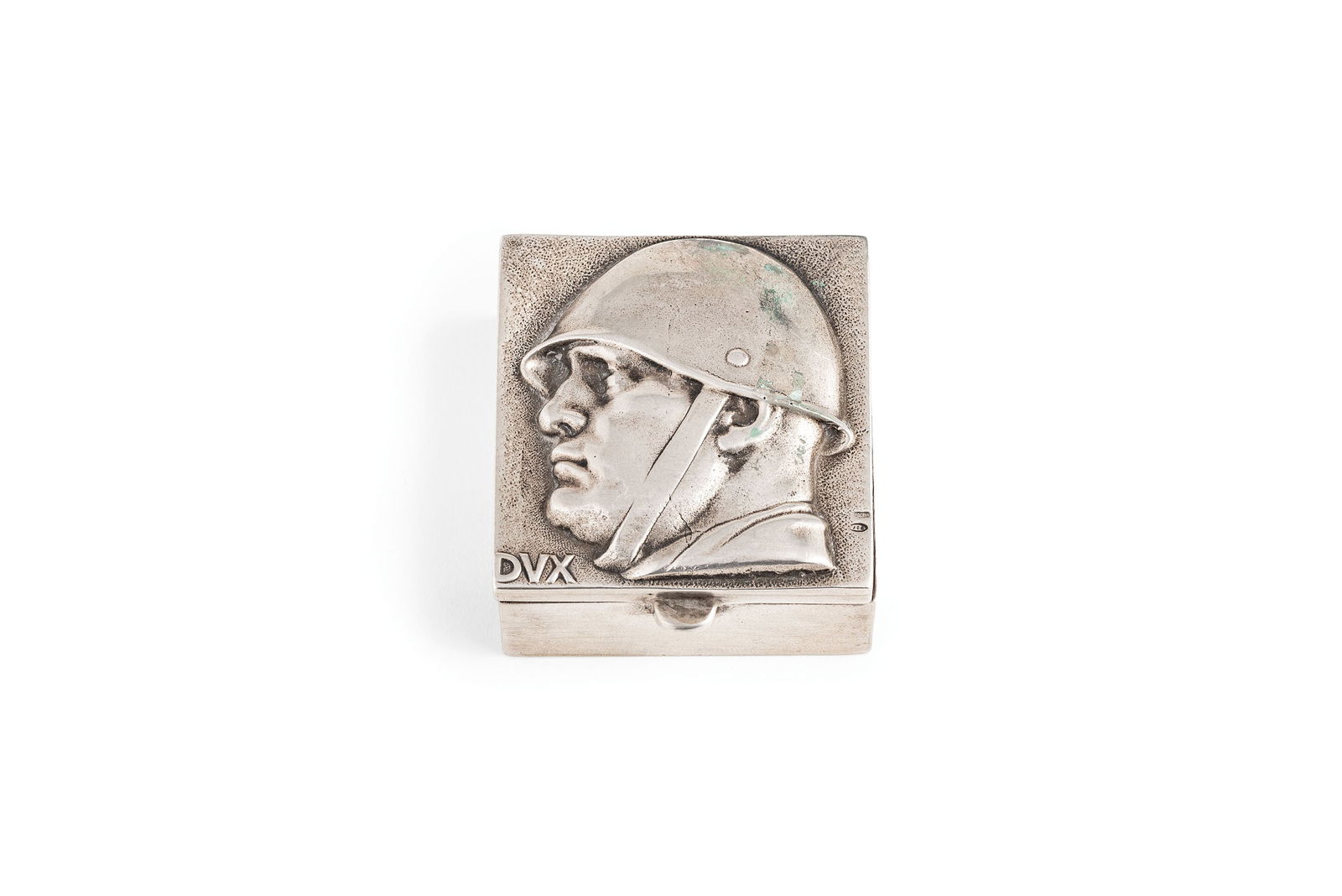 PORTA PILLOLE IN ARGENTO, ITALIA, 1935-1940: di forma quadrata, reca sul coperchio il profilo di Mussolini con la scritta Dux; difetti Alt. cm 2, larg. cm 5; peso gr 88 AN ITALIAN SILVER PILL-BOX, 1935-1940; DEFECTS