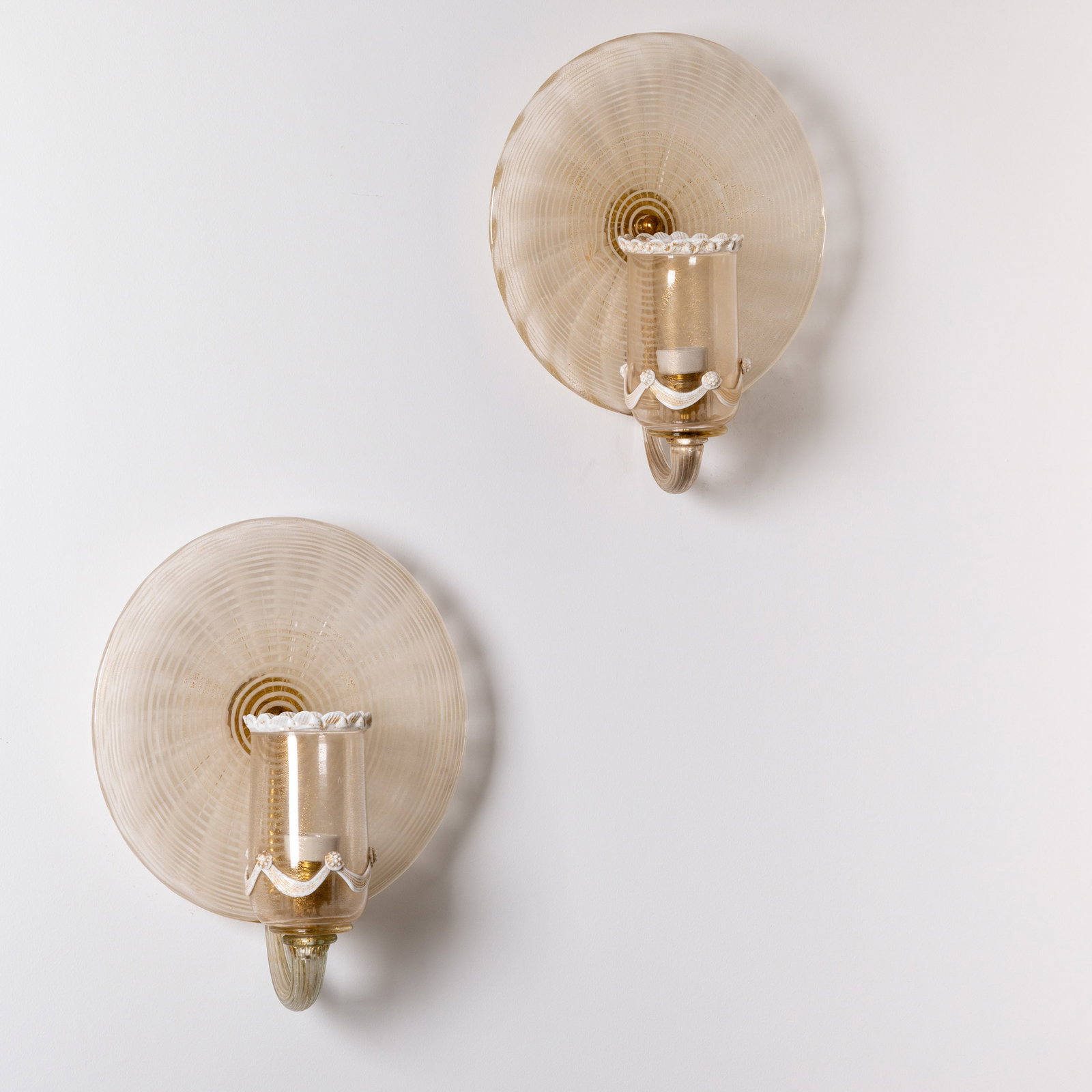 ERCOLE BAROVIER: Coppia di lampade da parete. Ottone, vetro ambra lumeggiato oro, vetro lattimo. Produzione Barovier & Toso anni 50. cm 37x32x15 A PAIR OF WALL L IGHTS BY E. BAROVIER Buone condizioni generali. Piccole