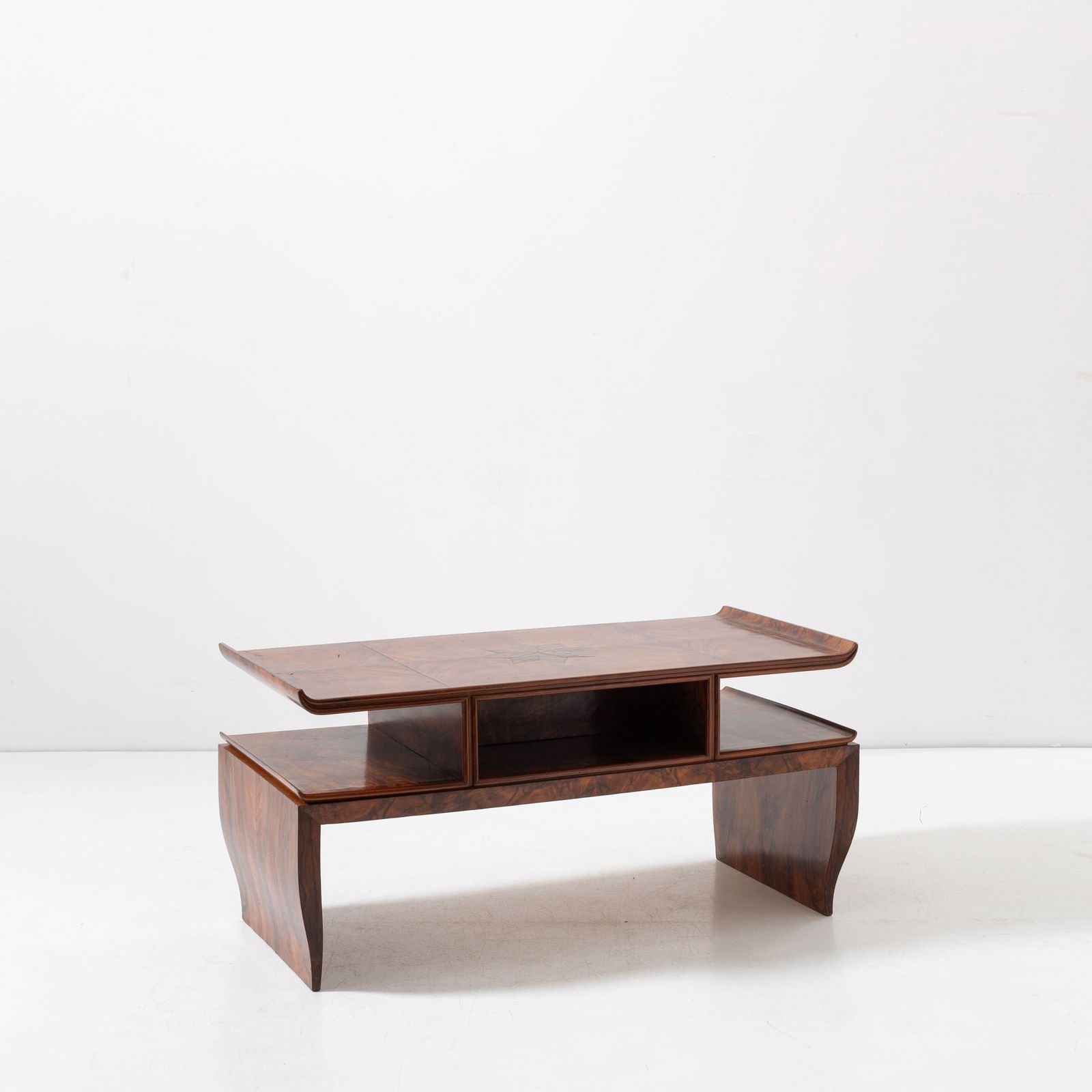 GIO PONTI & EMILIO LANCIA: Tavolino da centro. Legno impiallacciato in radica, intarsi in legni vari. Produzione Domus Nova, anni '30. Certificato Gio Ponti Archives. cm 55,5x115,5x54,5 AN OCCASIONAL TABLE BY G. PONTI & E. LANC