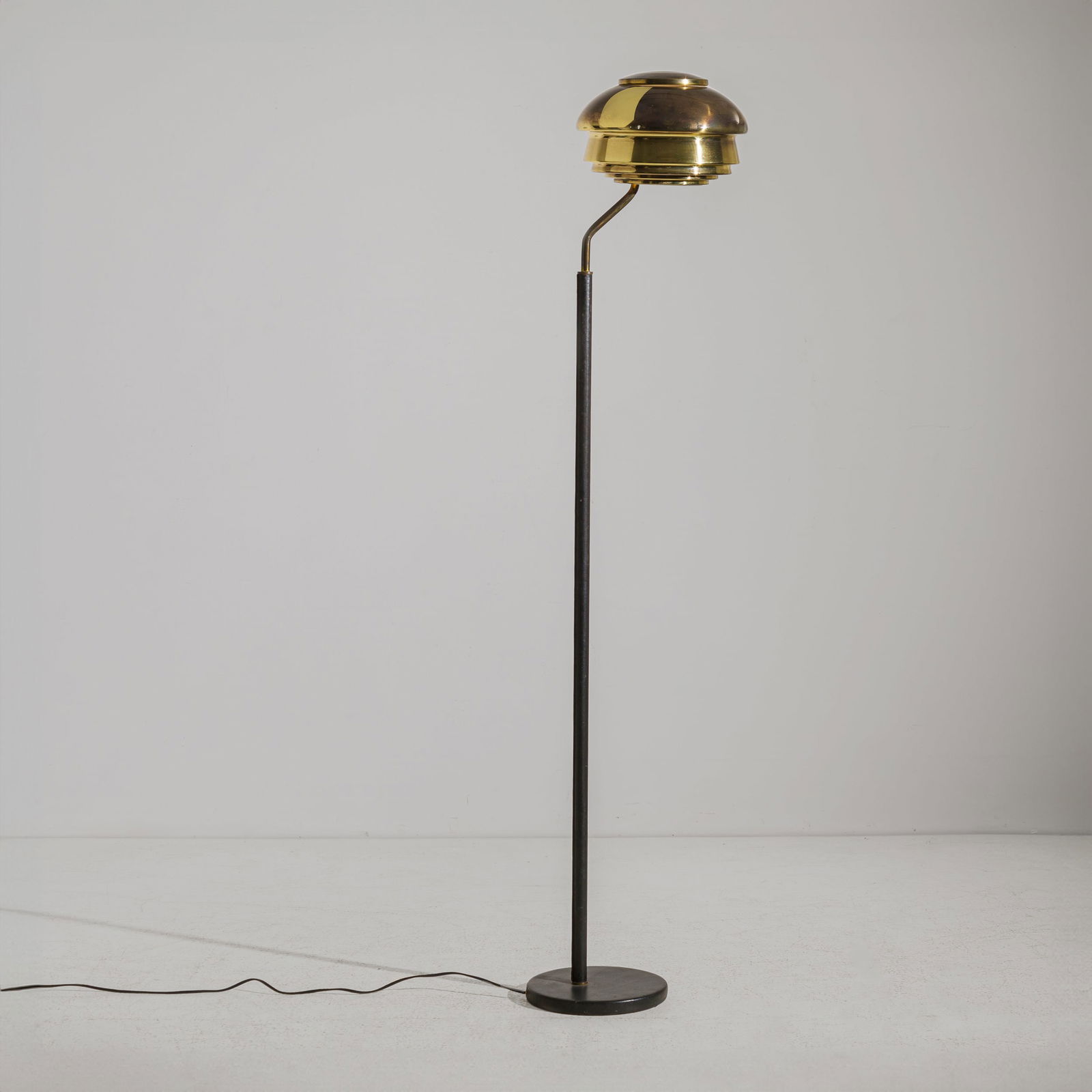 ALVAR AALTO: Lampada da terra mod. A 808. Ghisa, ottone, cuoio. Produzione Valaistustyö, Finlandia anni '50. Marchio impresso. cm 167x36x25 A FLOOR LAMP BY A. AALTO T. Kellein, Alvar & Aino Aalto : Collection