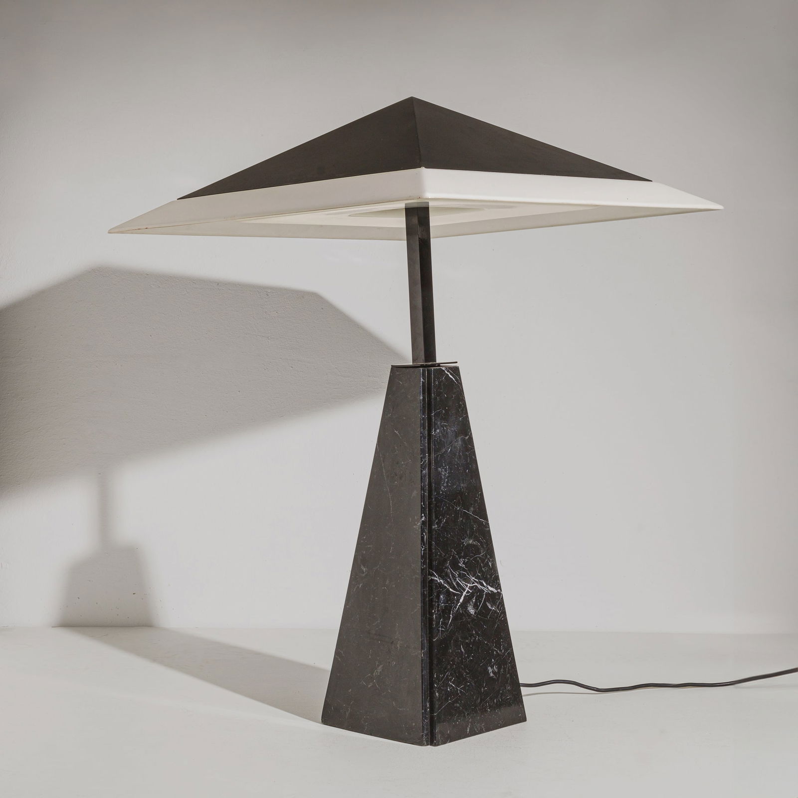 CINI BOERI: Lampada da tavolo mod. Abat-jour. Marmo, metallo verniciato, perspex opalino. Produzione Arteluce, 1978. Decalcomania del produttore. cm 95x63x63 A TABLE LAMP BY C. BOERI Buone condizioni generali. Pi