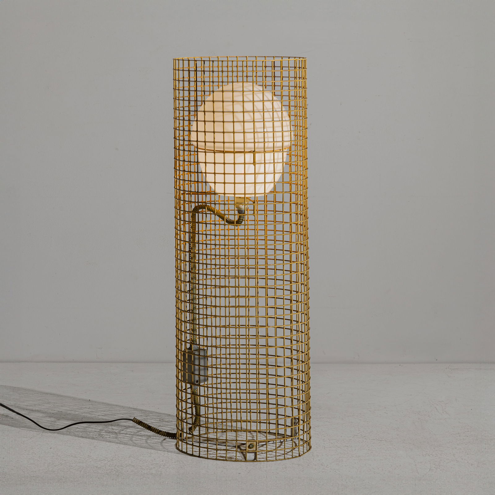 GINO SARFATTI: Lampada da terra mod 1102. Griglia di ferro plastificata, vetro opalino. Produzione Arteluce cm 100x35 A FLOOR LAMP BY G. SARFATTI M. Romanelli, S. Severi, Gino Sarfatti. Opere scelte 1938-1973, Silva