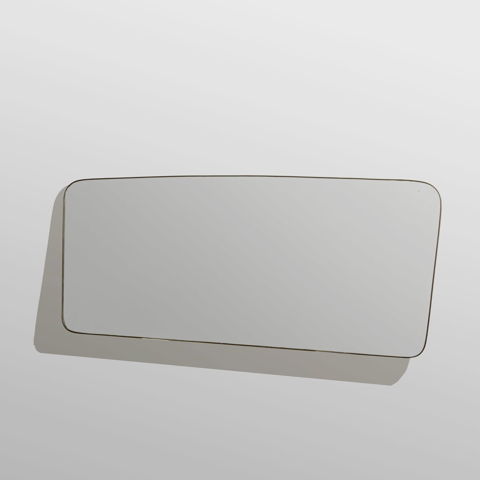 MANIFATTURA ITALIANA: Specchio. Legno, ottone, vetro specchiato. Italia anni '50. cm 90x217 AN ITALIAN MIRROR Buone condizioni generali. Piccole righe, leggeri graffi, normali segni di usura. Ottone in patina. Cornice in o