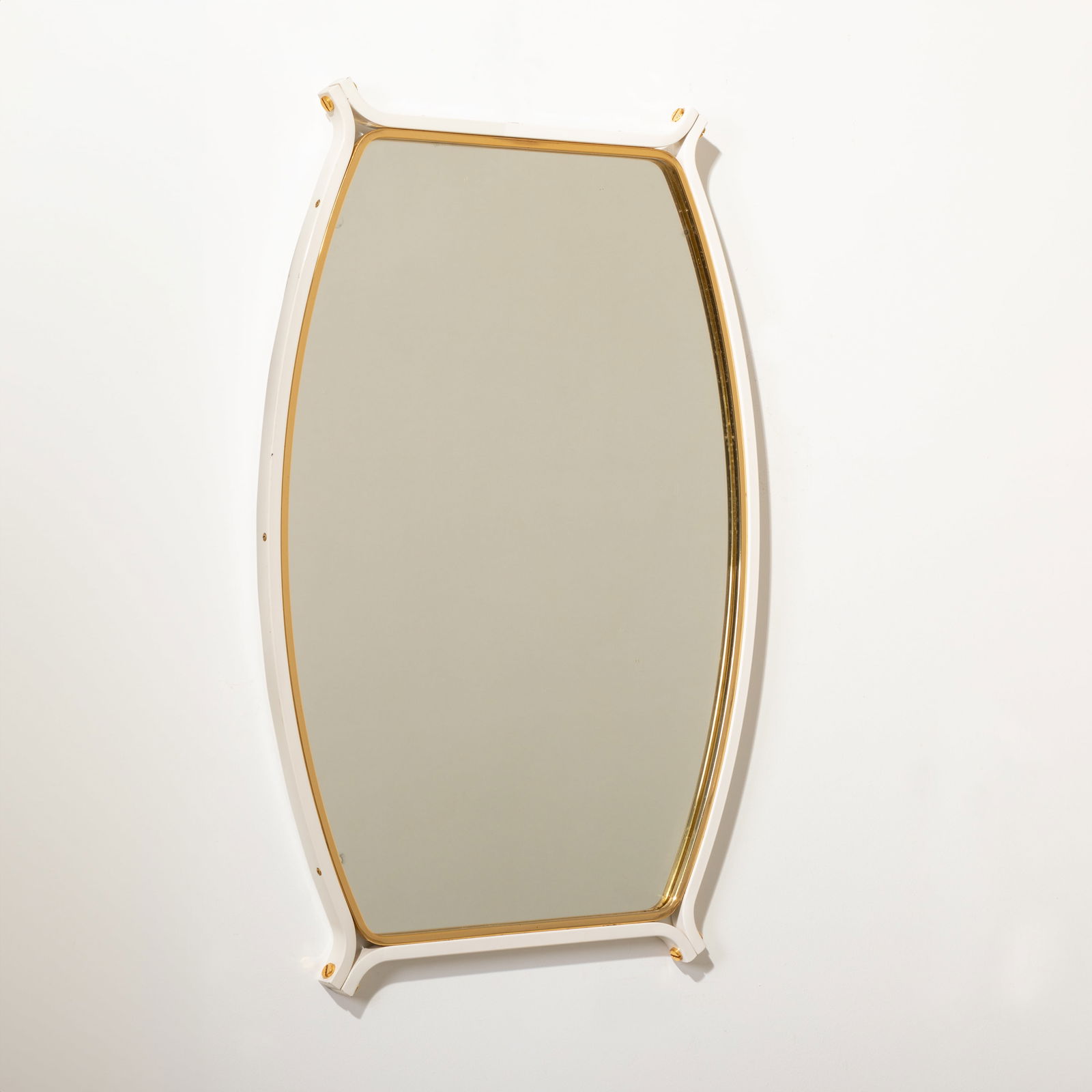 MARZIO CECCHI (ATTRIB. A): Specchio. Ottone, metallo smaltato. Italia, anni '70. cm 92x61 A MIRROR ATTRIBUTED TO M. CECCHI Buone condizioni generali. Piccole righe, segni di usura, ossidazione, piccole mancanze alla vernice. Tr