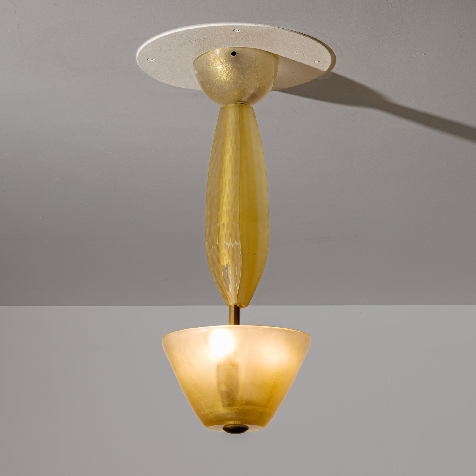 SEGUSO: Lanterna. Ottone, metallo vetro ambra lumeggiato oro e battuto. Italia fine anni '60. cm 70x27 A LANTERN BY SEGUSO Condizioni molto buone. Righe graffi, segni d'usura, lieve ossidazione.