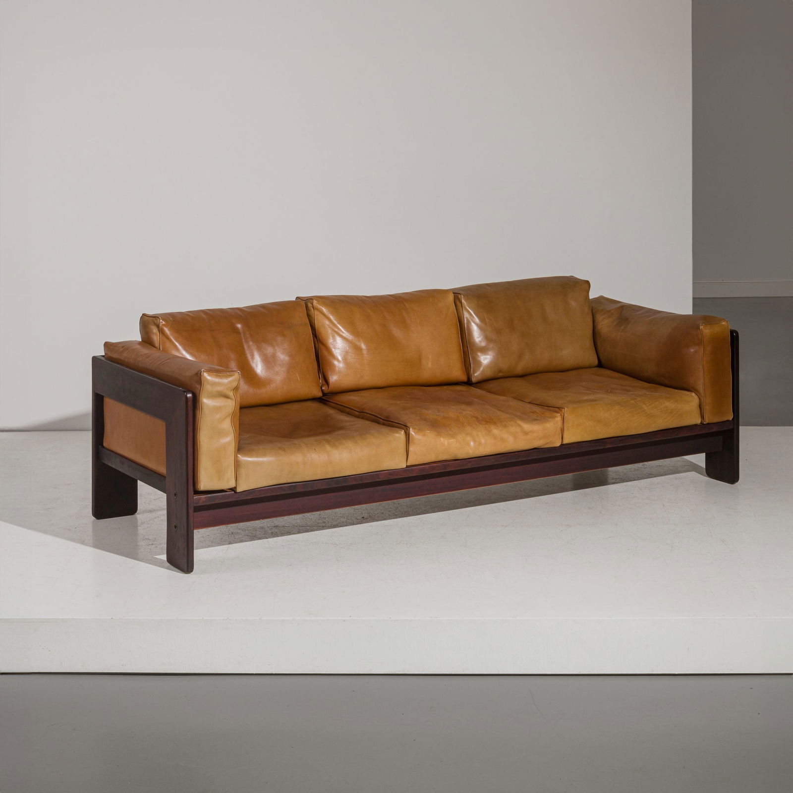 AFRA & TOBIA SCARPA: Divano mod. Bastiano. Legno esotico, pelle imbottita. Produzione Cassina, fine anni '60. cn 54x211x76 A SOFA BY A. & T SCARPA Domus, n. 395, ottobre 1962, p. 46 D. Gavina. Ultrarazionale Ultramobile,