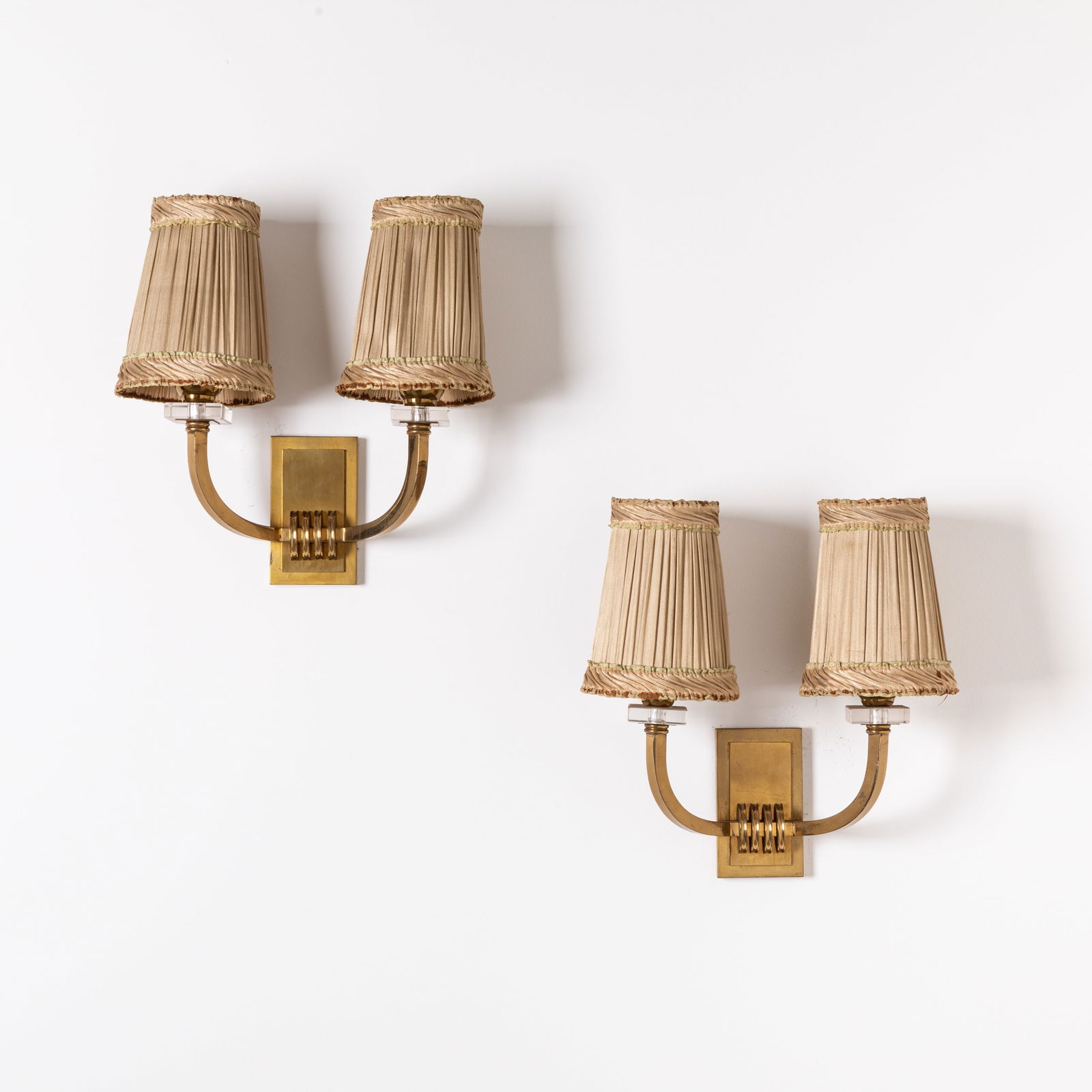 MAISON JANSEN: Coppia di lampade da parete. Ottone satinato, ottone lucido, lucite, tessuto. Francia anni '50. con paralume cm 30x31x13 A PAIR OF WALL LIGHTS BY MAISON JANSEN Buone condizioni generali. Piccole righe