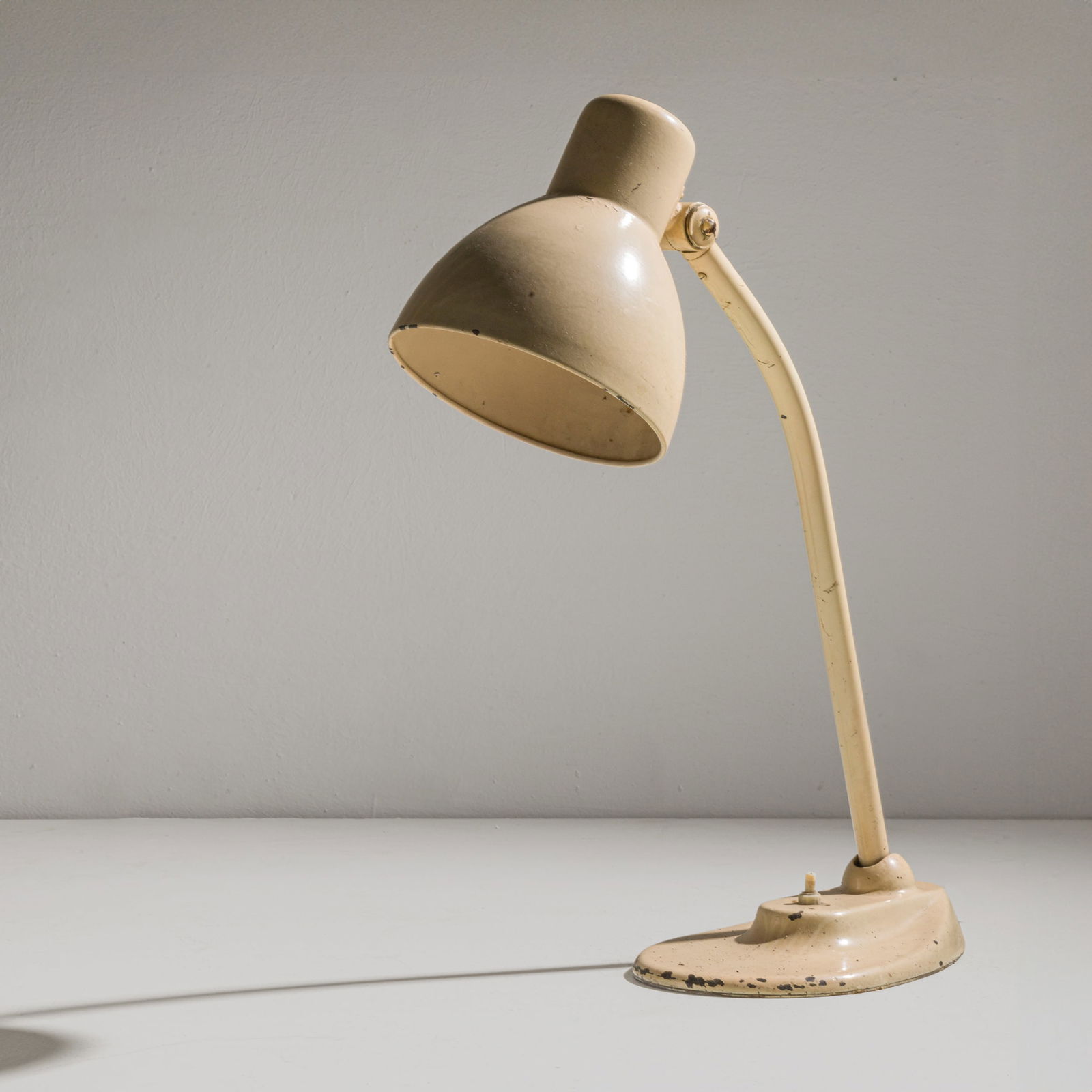 MARIANNE BRANDT & HIN BREDENDIECK: Lampada da tavolo mod. 967. Metallo verniciato. Produzione Kandem 1934 ca. Marchio del produttore. cm 45x15x30 A TABLE LAMP BY M. BRANDT & H. BREDENDIECK Buone condizioni generali. Piccole righe, legg