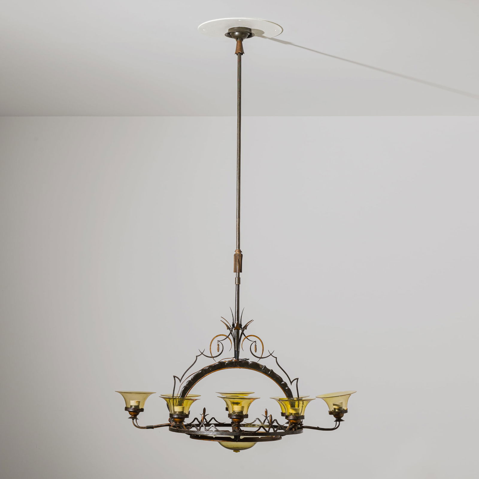CARLO RIZZARDA : Lampadario. Ferro battuto, ottone, vetro ambra soffiato. Italia anni '20. cm 171x92x62 A CEILING LAMP BY C. RIZZARDA Discrete condizioni. Righe, segni d'usura, ruggine, ossidazione. Unas filatura poco