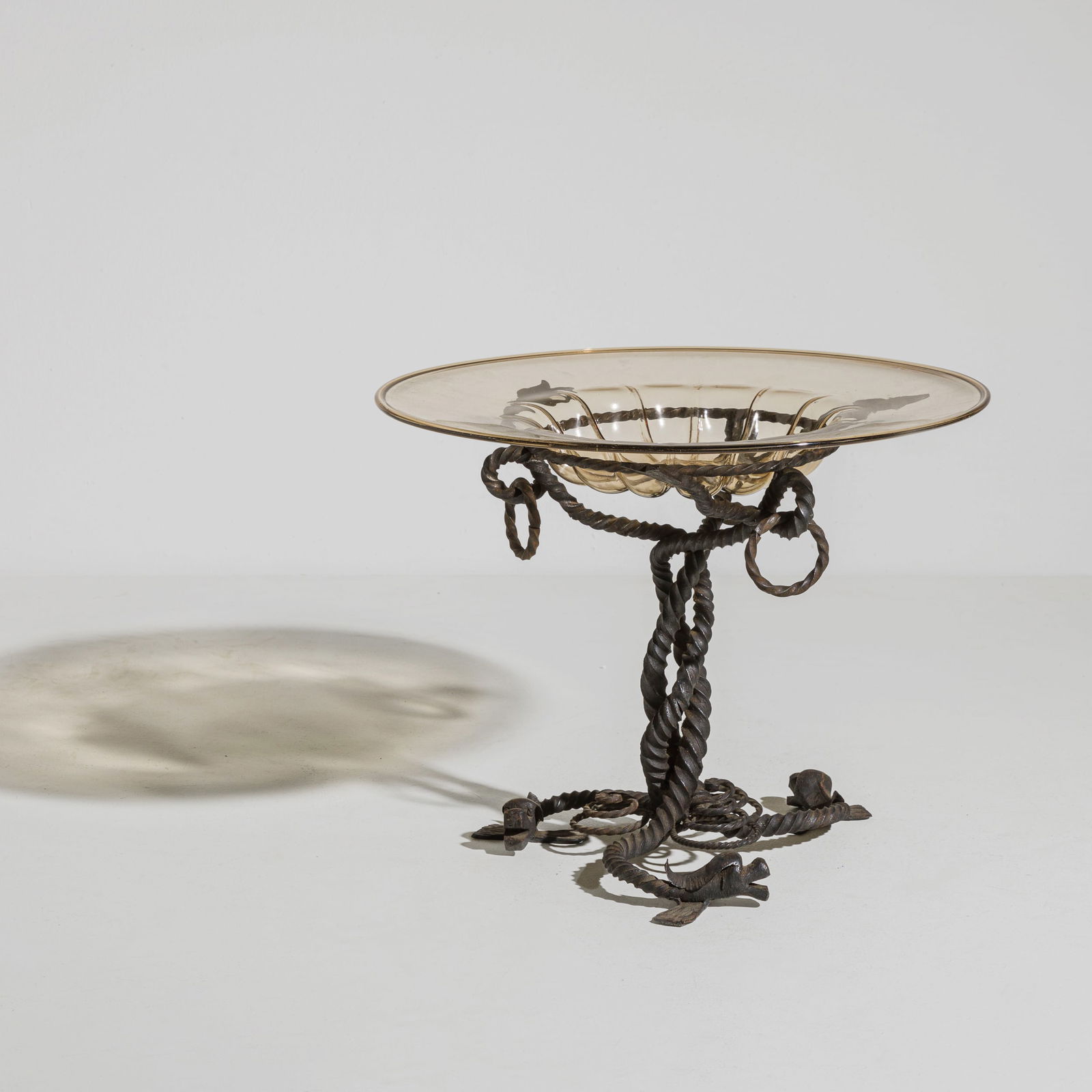 CARLO RIZZARDA: Alzata. Ferro battuto, vetro colorato soffiato. Italia 1910 ca. cm 31x41 A CENTERPIECE BY C. RIZZARDA Condizioni molto buone, righe, graffi, segni d'usura, ossidazione, tracce di ruggine.