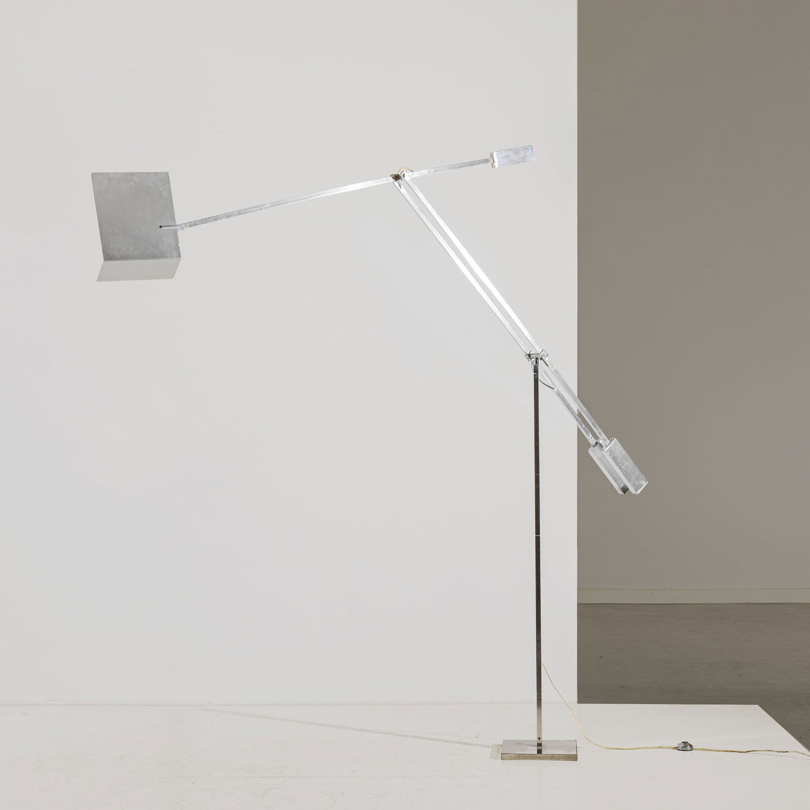 ANGELO BROTTO: Lampada da terra mod. Giraffa. Metallo cromato e verniciato. Produzione Esperia anni '70. Etichetta della manifattura sulla spina. altezza massima cm 360 ca A FLOOR LAMP BY A. BROTTO Condizioni molto