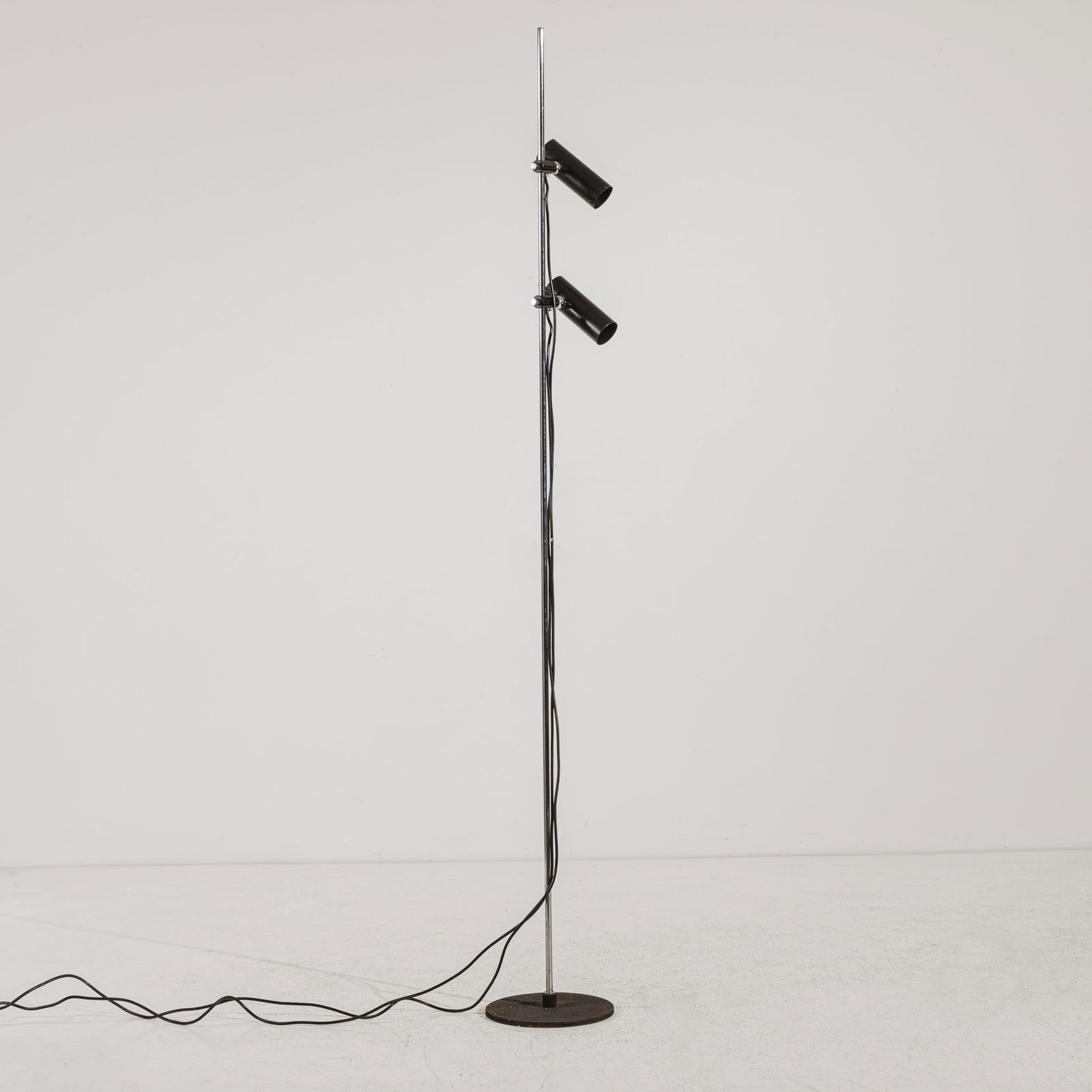 GINO SARFATTI : Lampada da terra mod. 1055/SP 2. Metallo cromato, alluminio e ghisa verniciati. Produzione Arteluce, 1955. cm 188x diametro 25 A STANDARD LAMP BY G. SARFATTI M. Romanelli, S. Severi, Gino Sarfatti 193