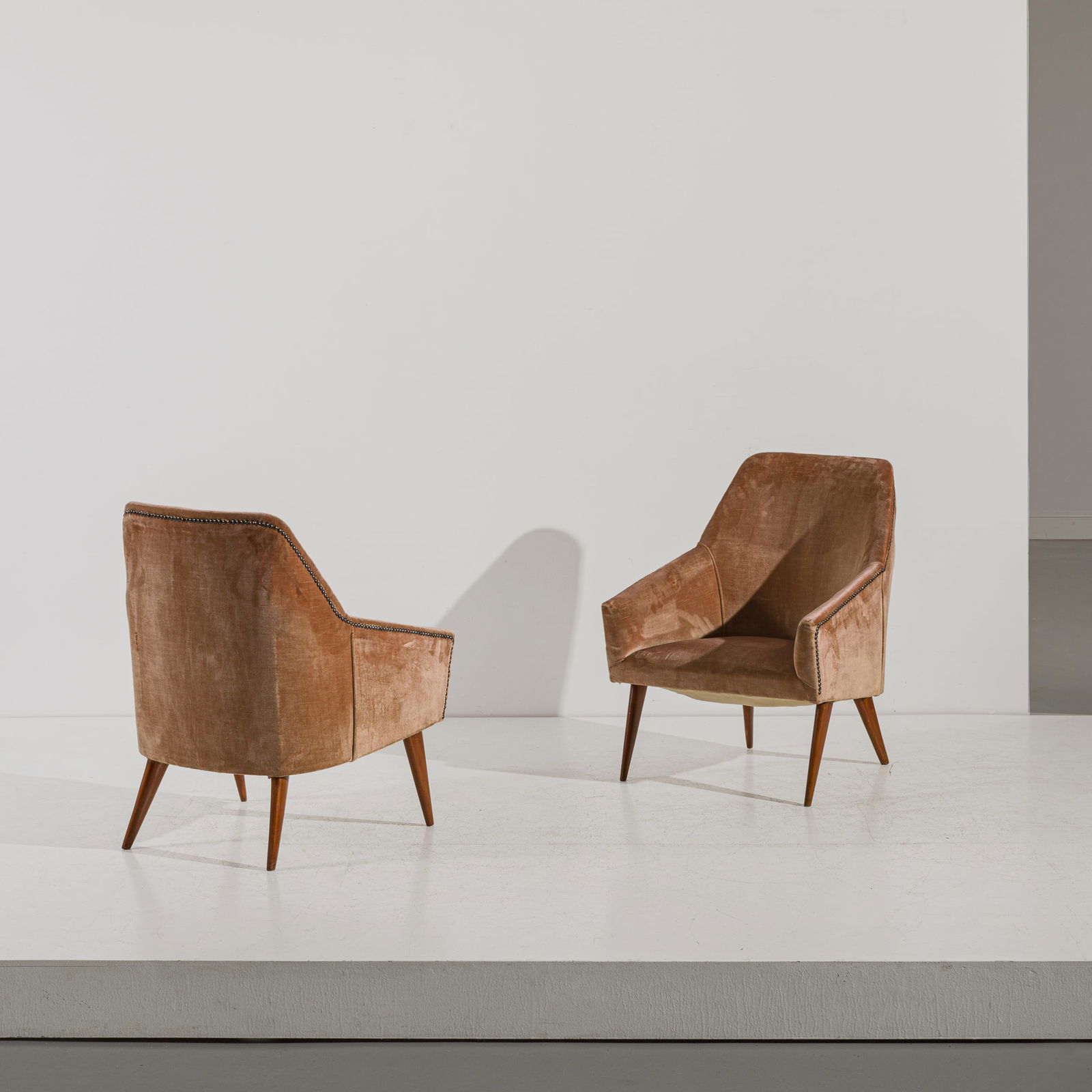 GIO PONTI : Coppia di poltrone. Legno, tessuto imbottito. Produzione Cassina anni '50. cm 79x60x62 A APIR OF ARMCHAIRS BY G. PONTI Condizioni molto buone. Normali segni di usura, piccole righe, trascurabili manca