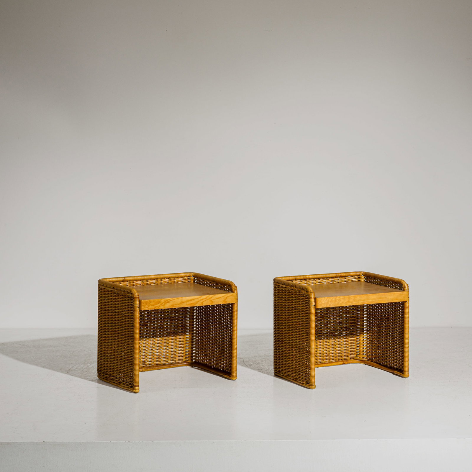 TITO AGNOLI: Coppia di comodini. Metallo, midollino intrecciato, legno. Italia anni '60. cm 46x51x44,5 A PAIR OF BEDSIDE TABLES BY T. AGNOLI Buone condizioni vintage. Normali righe, piccoli graffi e leggeri segni 