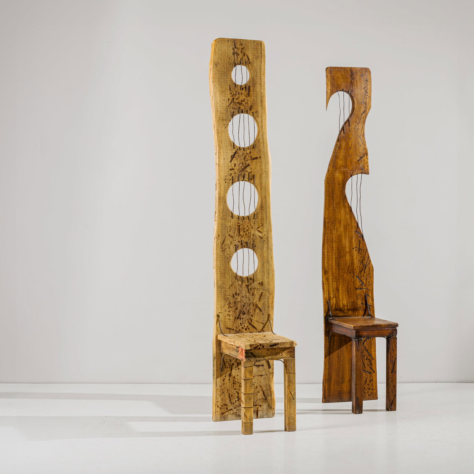 PAOLO ROSSI: Due troni. Legno massello, ferro. Pezzi unici, Italia anni '80. Firma dell'artista. cm 209x34x45; cm 201x33x40 TWO THRONES BY P. ROSSI Buone condizioni, piccole righe, leggeri graffi e normali segni d