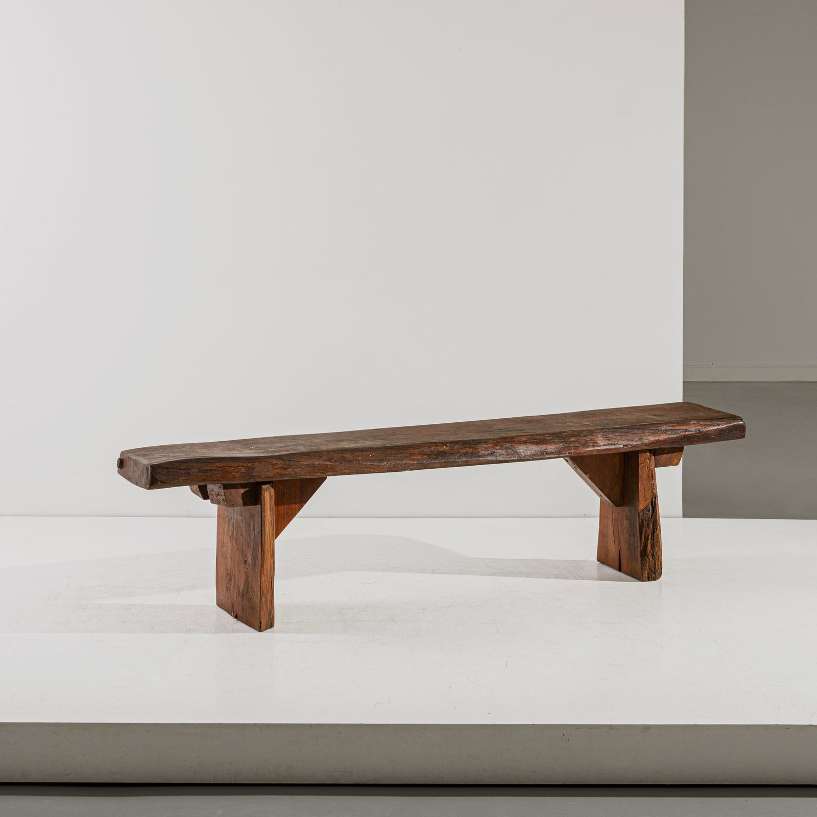 MANIFATTURA ITALIANA: Panca neo rustica. Legno massello di rovere e castagno tinti. Italia anni '70. cm 53x210x38 AN ITALIAN BENCH Buone condizioni generali. Piccole righe, leggeri graffi, normali segni di usura dovuti all