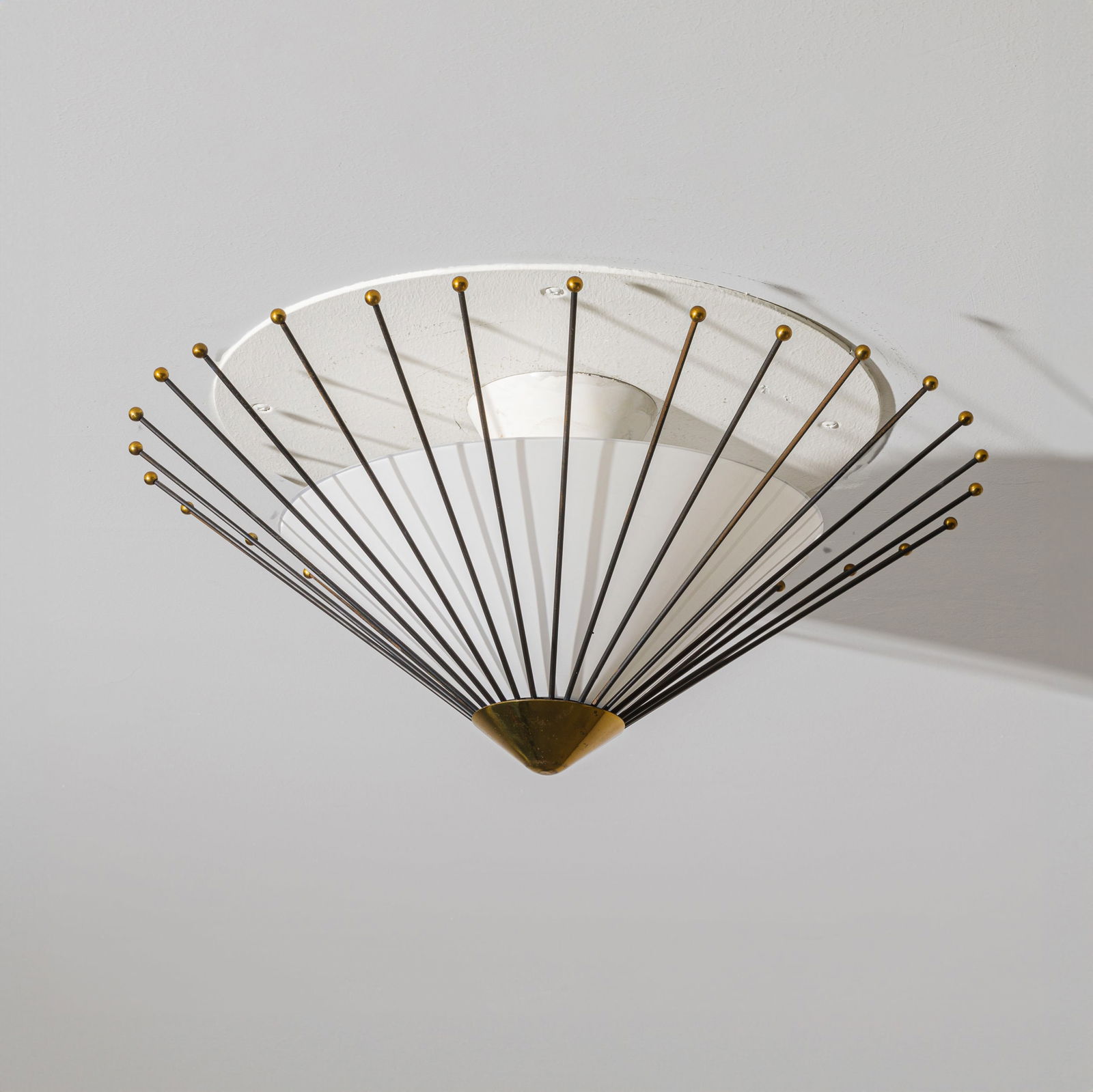 STILUX: Lampada a plafone. Ottone, alluminio verniciato, vetro opalino satinato. Produzione Stilux, anni '60. cm 22x45 A CEILING LAMP BY STILUX Buone condizioni. Righe, segni di usura, piccole mancanze alla v