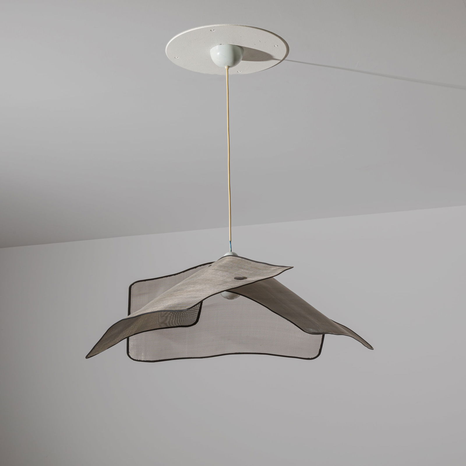 SILVIO COPPOLA: Lampada a sospensione mod. Tris. Rete metallica brunita, materiale plastico. Produzione Tronconi 1976 ca. cm 88x85x83 A CEILING LAMP BY S. COPPOLA Rivista dell'Arredamento n.254, febbraio 1976, p. 38