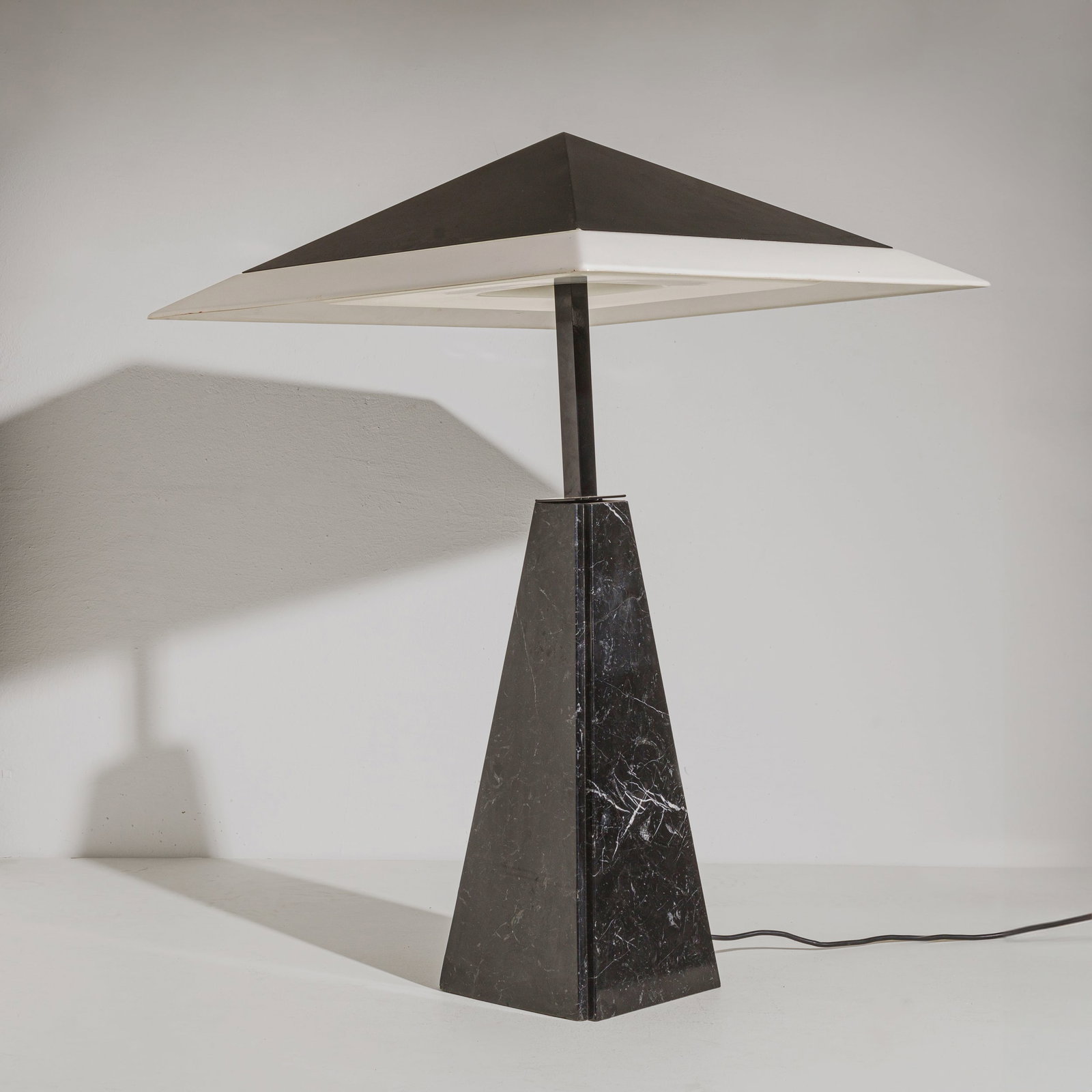 CINI BOERI: Lampada da tavolo mod. Abat-jour. Marmo, metallo verniciato, perspex opalino. Produzione Arteluce, 1978. Decalcomania del produttore. cm 95x63x63 A TABLE LAMP BY C. BOERI Buone condizioni generali. Pi