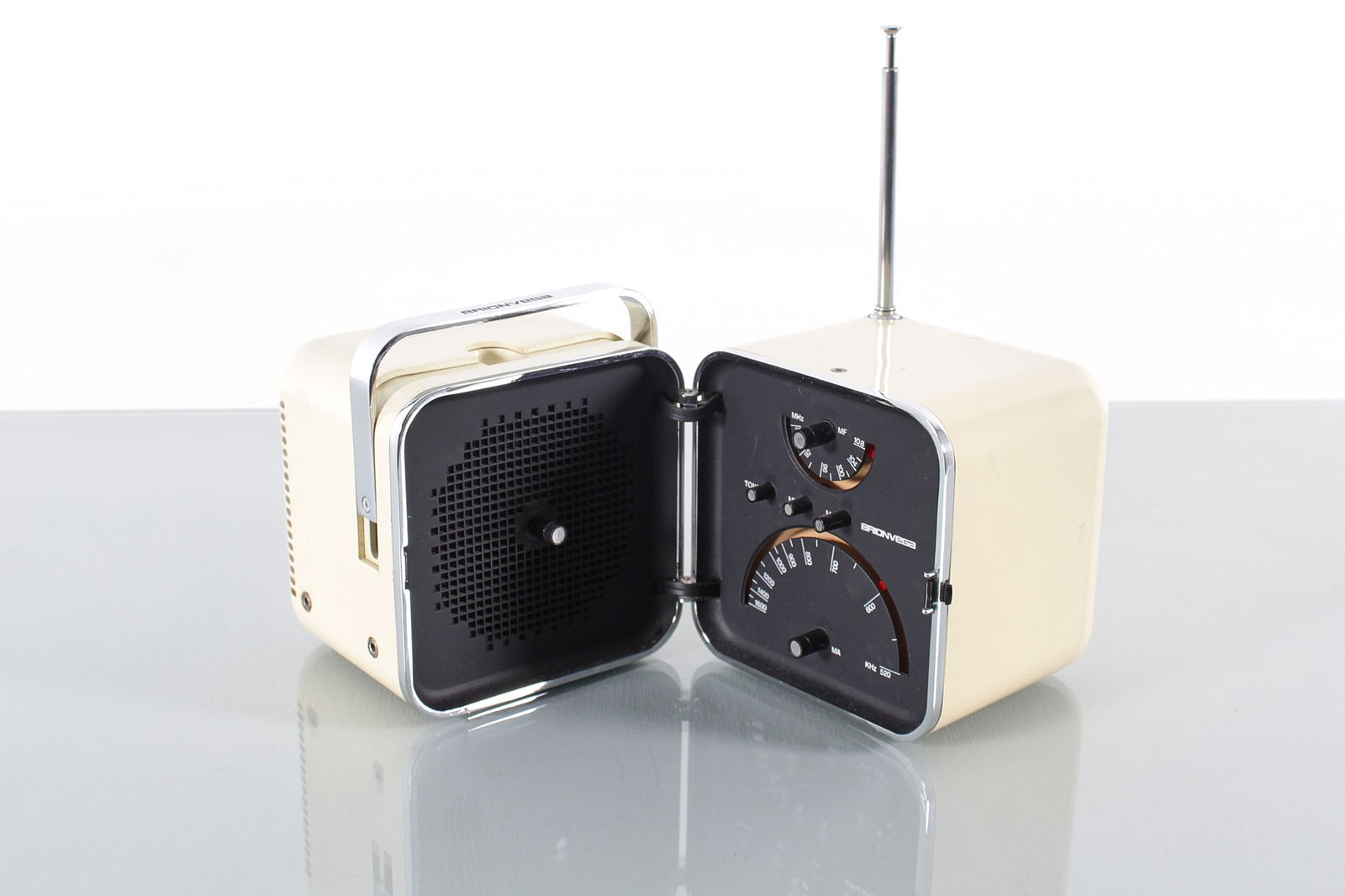 MARCO ZANUSO & RICHARD SAPPER: Radio mod. TS 502. Metallo cromato, materiale plastico. Produzione Brionvega, anni '60. cm 13x22x13 A RADIO BY M. ZANUSO & R. SAPPER Funzionante, eventualmente da revisionare. Buone condizioni general
