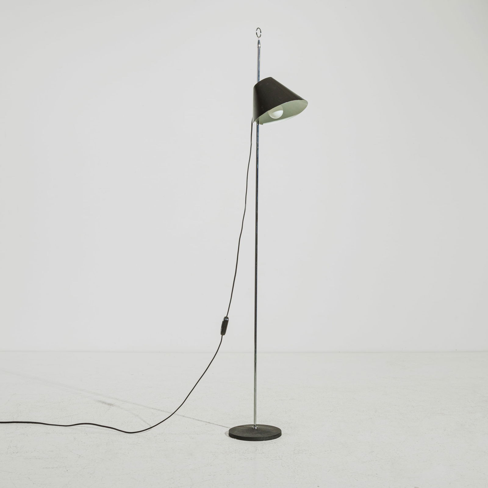 LUIGI CACCIA DOMINIONI: Lampada da terra mod. Monachella. Ghisa smaltata, ottone cromato, alluminio verniciato. Produzione Azucena anni '70. cm 122x16 A FLOOR LAMP BY L. CACCIA DOMINIONI G. Gramigna, Repertorio del design it
