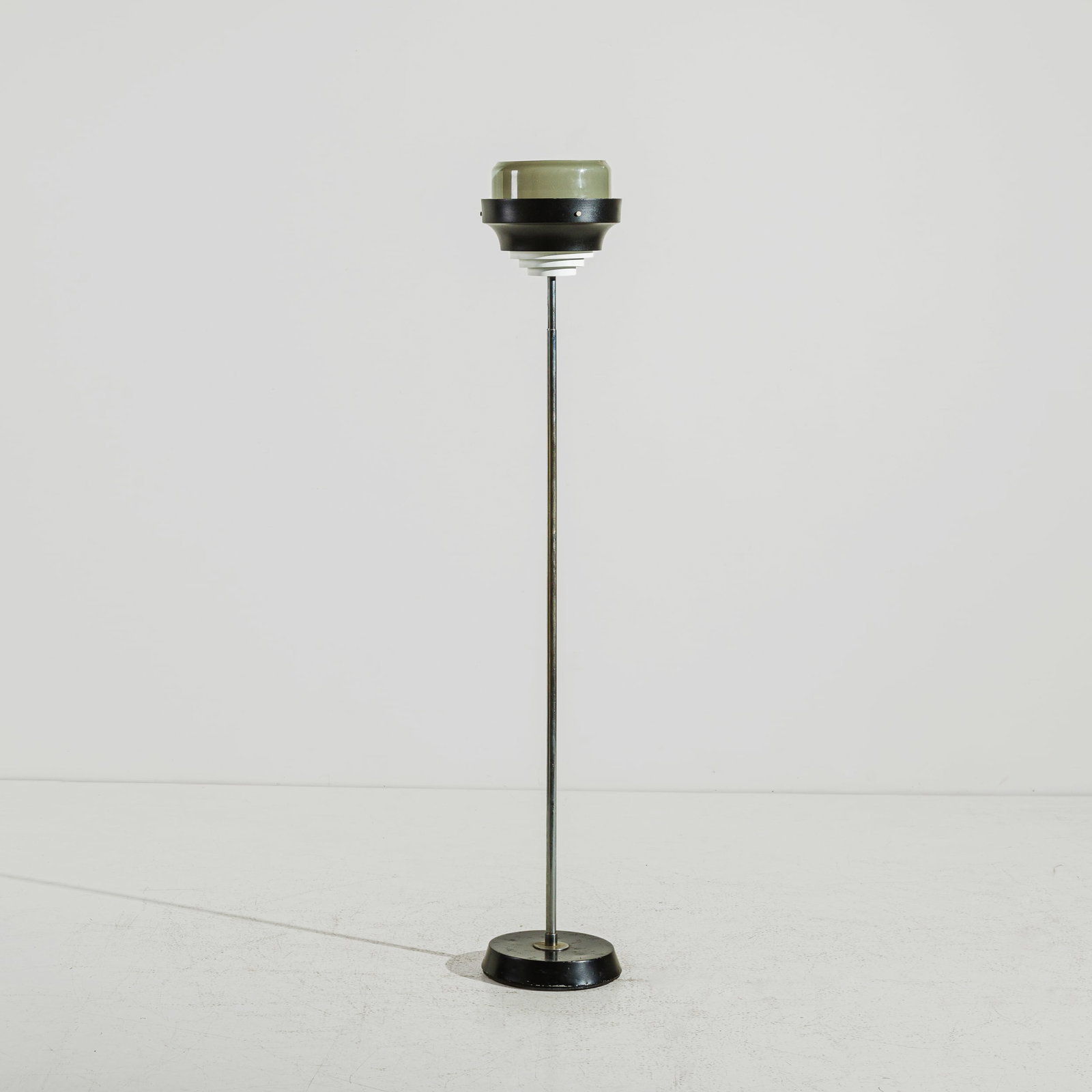 STILNOVO: Lampada da terra. Vetro, alluminio verniciato, metallo cromato, ghisa. Produzione Stilnovo, seconda metà anni '60. cm 142x25 A FLOOR LAMP BY STILNOVO Buone condizioni generali. Righe, leggeri gra