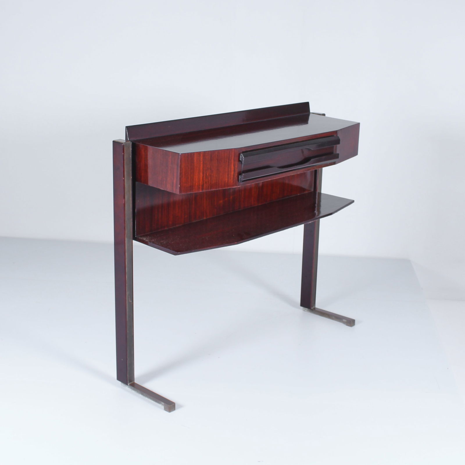 LA PERMANENTE CANTU': Consolle. Legno esotico, metallo, ottone. Italia anni '60. cm 84x97x30,5 A CONSOLE BY LA PERMANENTE CANTU' Buone condizioni generali. Ottone in patina. Ossidazione, piccole righe, leggeri graffi, norm