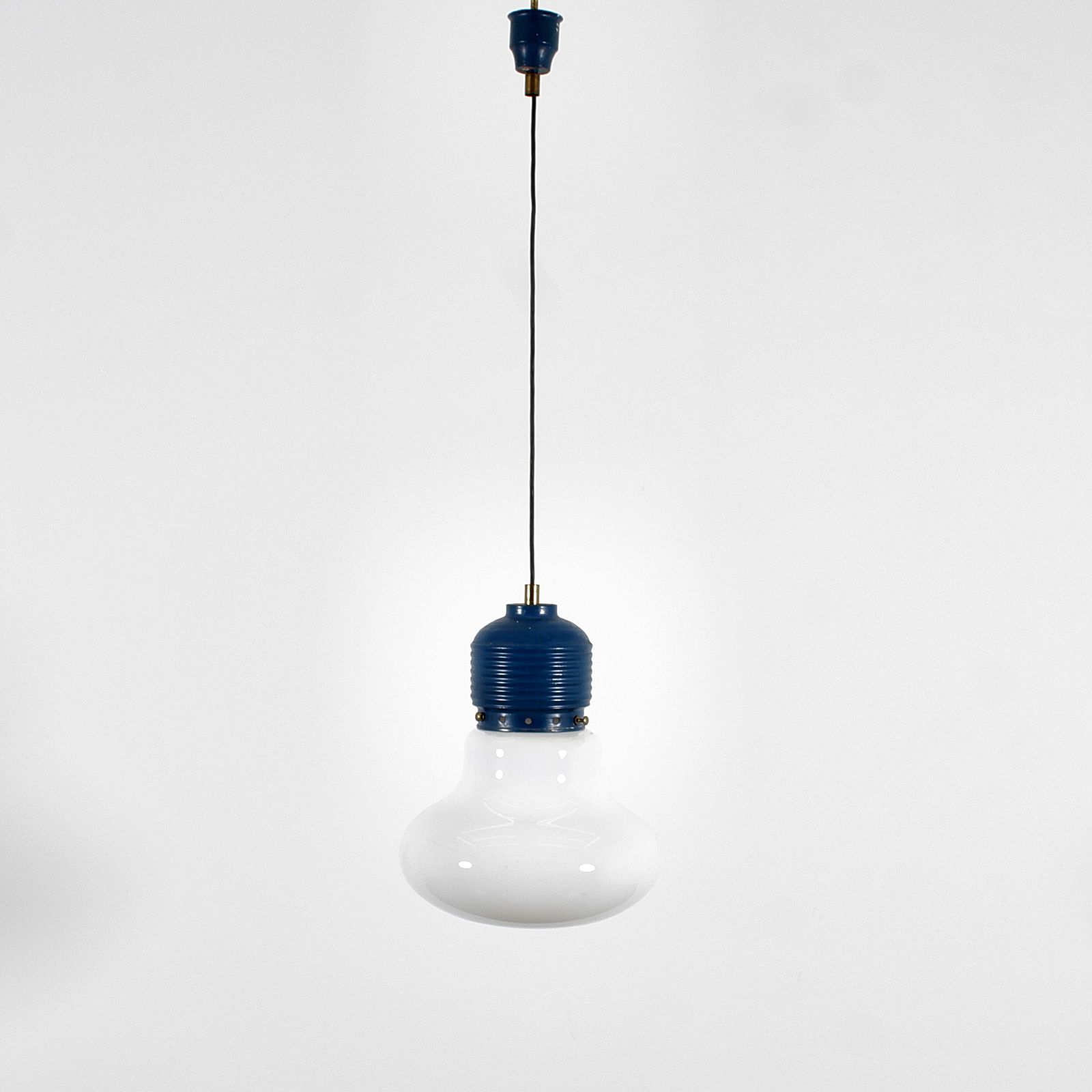 STILUX (ATTRIB. A): Lampada a sospensione. Metallo laccato, vetro opalino, ottone. Italia anni '70. cm 45x30 A CEILING LAMP ATTRIBUTED TO STILUX Buone condizioni generali. Rilaccatura non coeva distaccata sulla parte sup