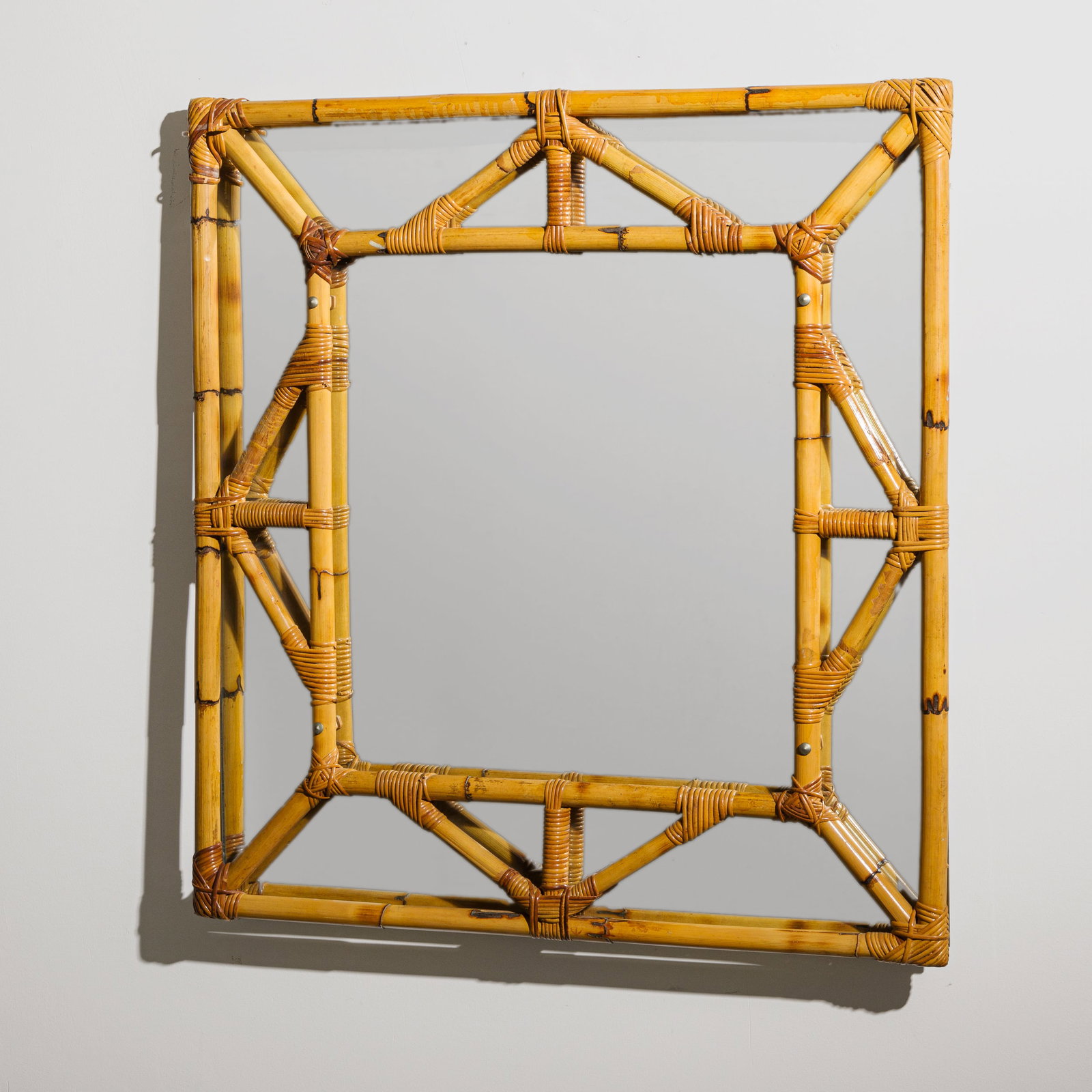 MANIFATTURA ITALIANA: Specchio. Canna d'India, metallo nichelato, vetro specchiato. Italia, anni '60. cm 100x92 AN ITALIAN MIRROR Buone condizioni generali. Piccole righe, leggeri graffi, normali segni di usura. Piccole ma
