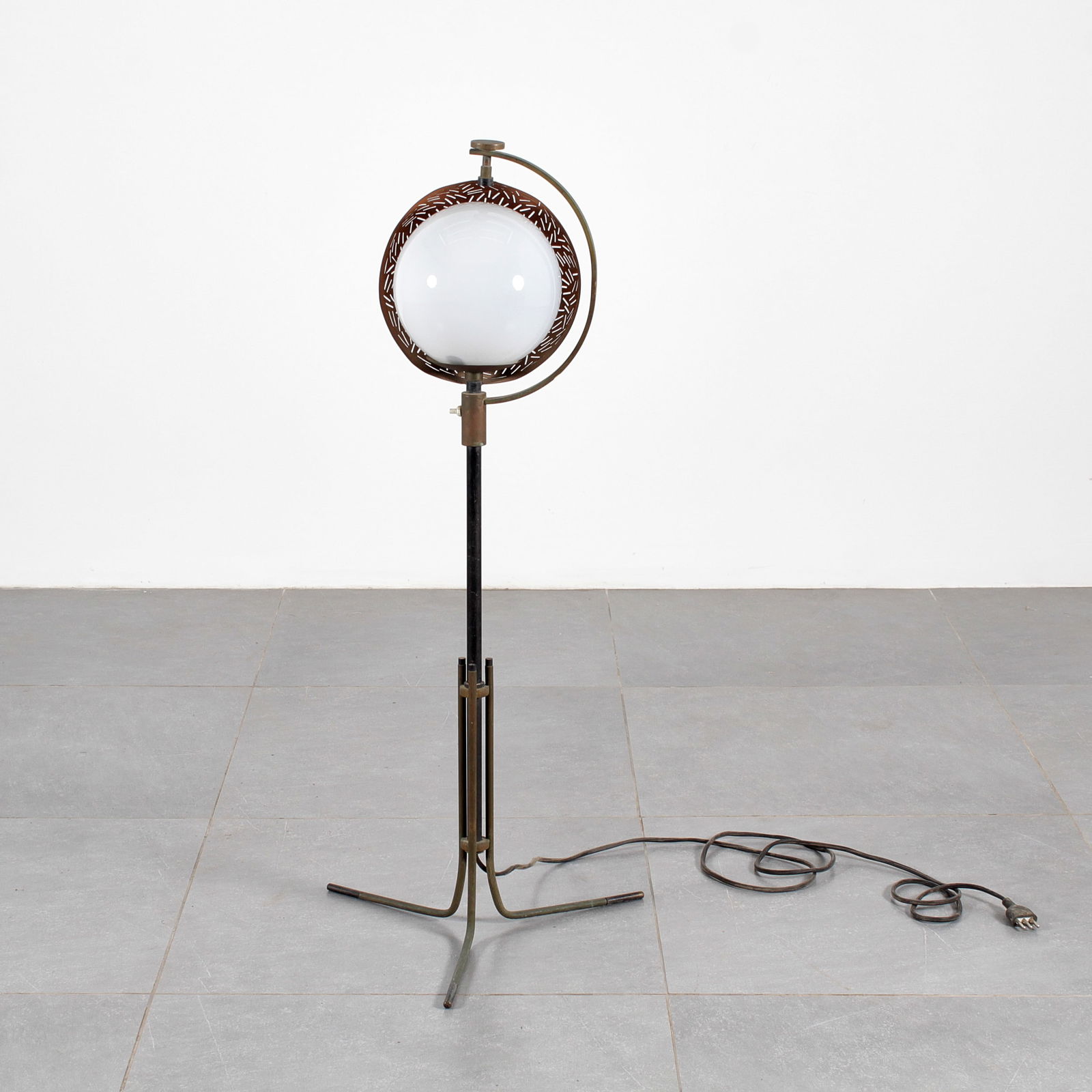 ANGELO BROTTO (ATTRIB. A): Lampada da terra orientabile. Ottone, metallo, vetro opalino. Produzione Esperia anni '50. cm 98x40 A FLOOR LAMP ATTRIBUTED TO A. BROTTO Discrete condizioni generali. Graffi, tracce di ruggine, righe,