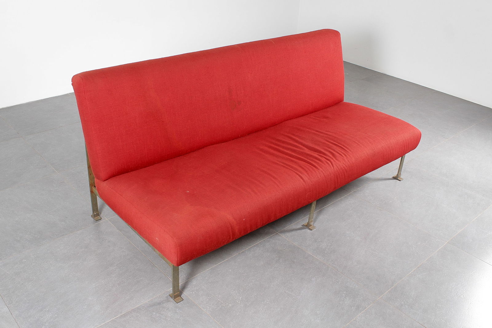 MANIFATTURA ITALIANA: Divano. Metallo, tessuto imbottito. Italia, anni '60 cm 80x170x80 AN ITALIAN SOFA Discrete condizioni generali. Macchie sul rivestimento. presente uno strappo, ossidazione. Tracce di ruggine, righe, g