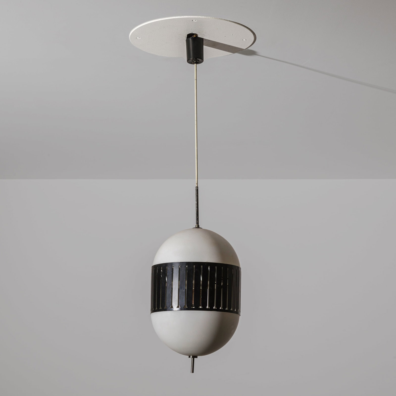 STILNOVO: Lampada a sospensione. Vetro opalino, alluminio verniciato. Produzione Stilnovo, anni '50. cm 102,5x25 A CEILING LAMP BY STILNOVO Buone condizioni generali. Normali segni di usura, piccole righe, tras