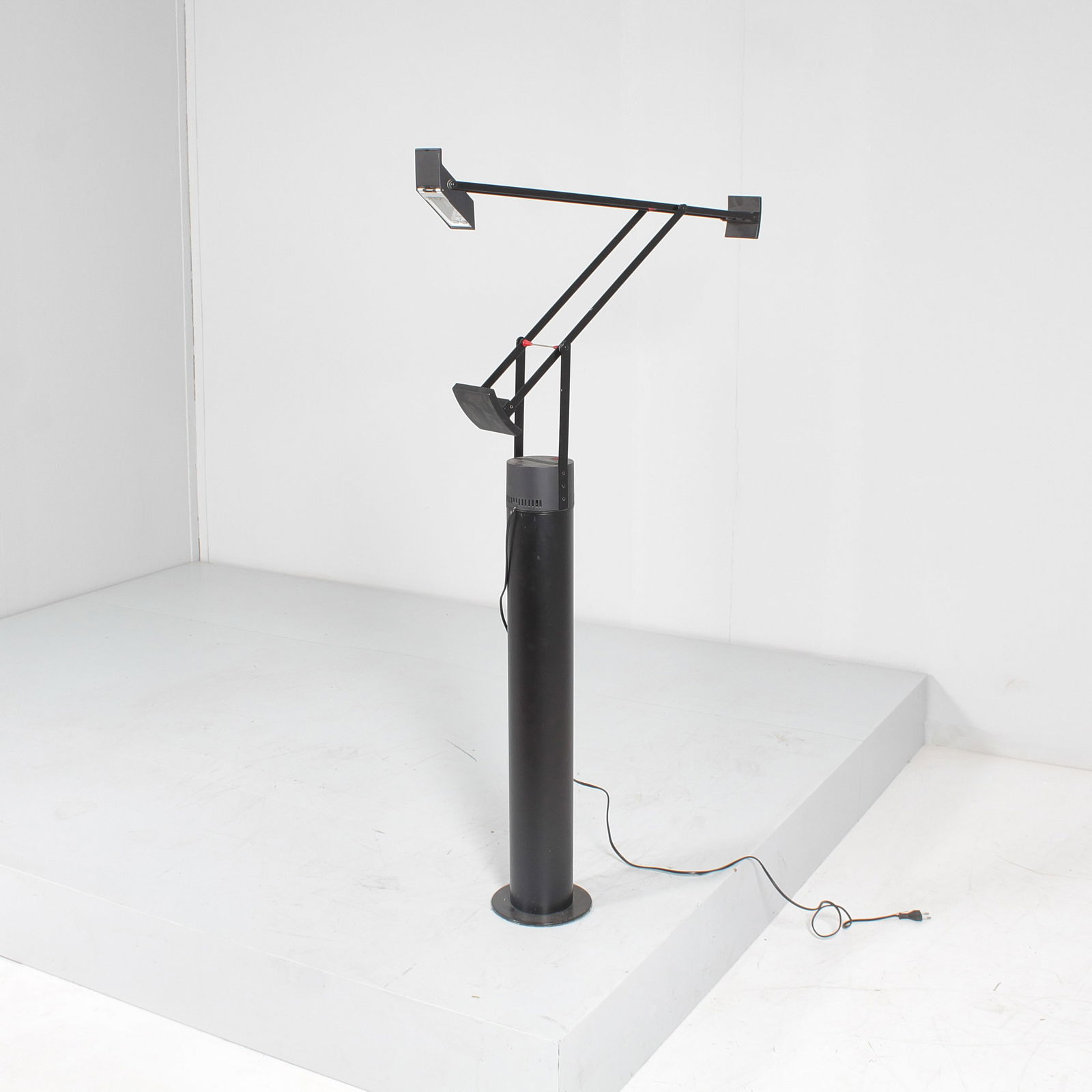 RICHARD SAPPER: Lampada da terra mod. Tizio. Metallo laccato, plastica. Produzione Artemide 1972. cm 186x16 (diametro) A FLOOR LAMP BY R. SAPPER Ottagono n.25, giugno 1972, P. 68; Domus n.511, giugno 1972, p. 40; Cat