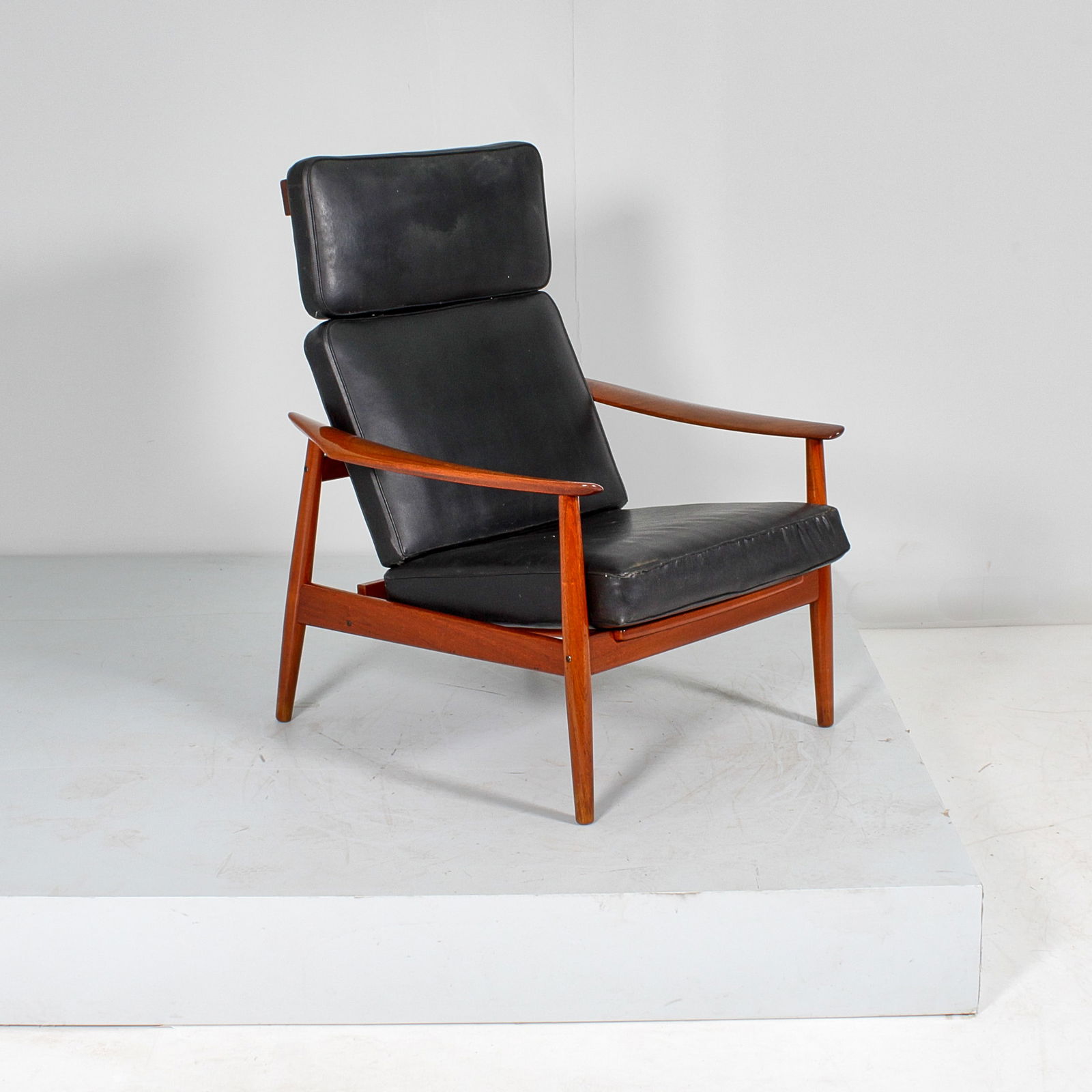 ARNE VODDER: Poltrona reclinabile mod. Fd-164. Legno di teak, vinilpelle imbottita, metallo. Produzione France & Søn, Danimarca, 1960. Etichetta della manifattura. cm 97x78x80 A RECLINING CHAIR BY A. VODDER B