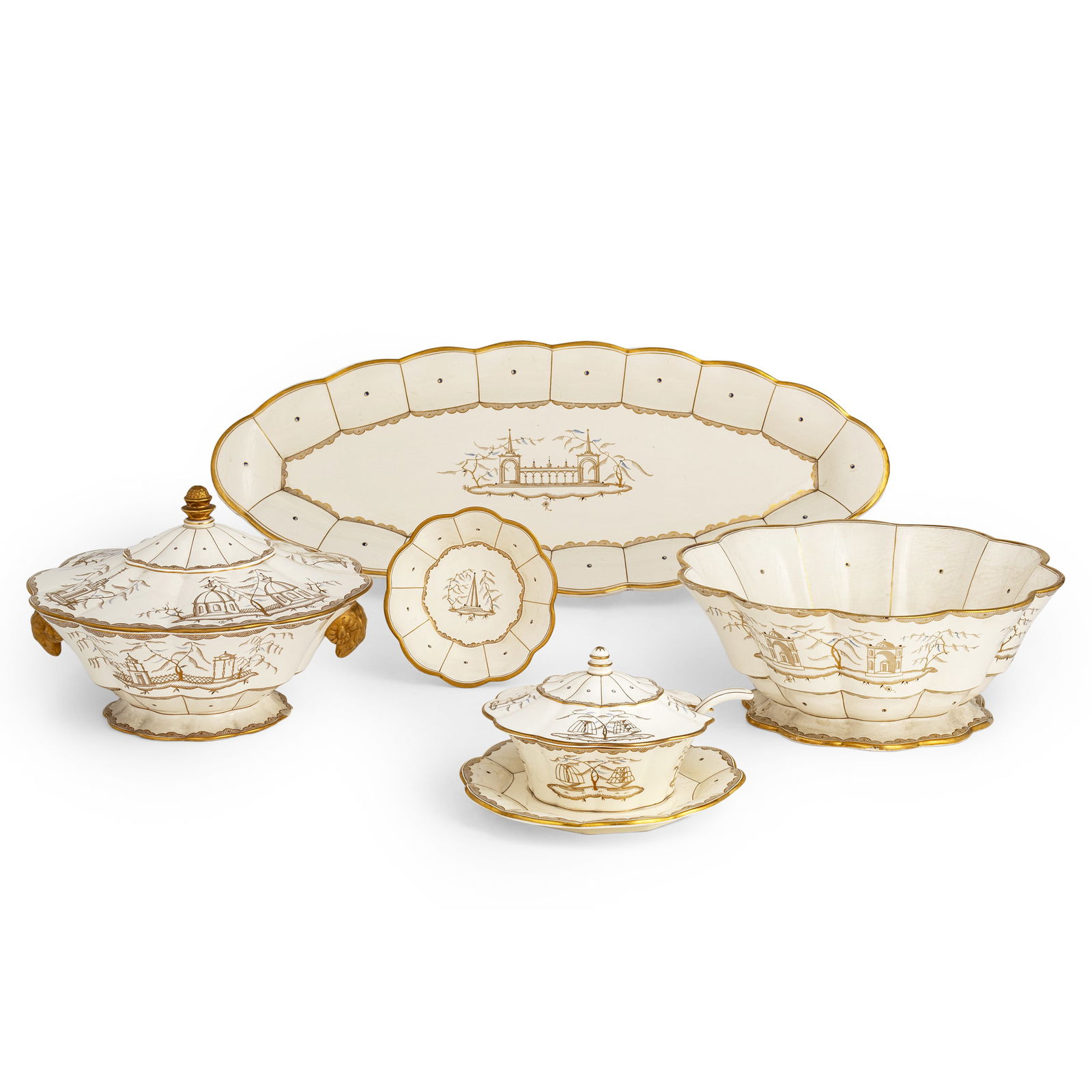 PARTE DI IMPORTANTE SERVIZIO IN TERRAGLIA INDUSTRIALE: BEIGE E ORO, S.C.I., CIRCA 1925 di forma mossa e con decoro architettonico all'orientale in paesaggi minimi, del modello detto 'Monza 16' con il decoro '1170' (') su disegno di Guido Andloviz, compost