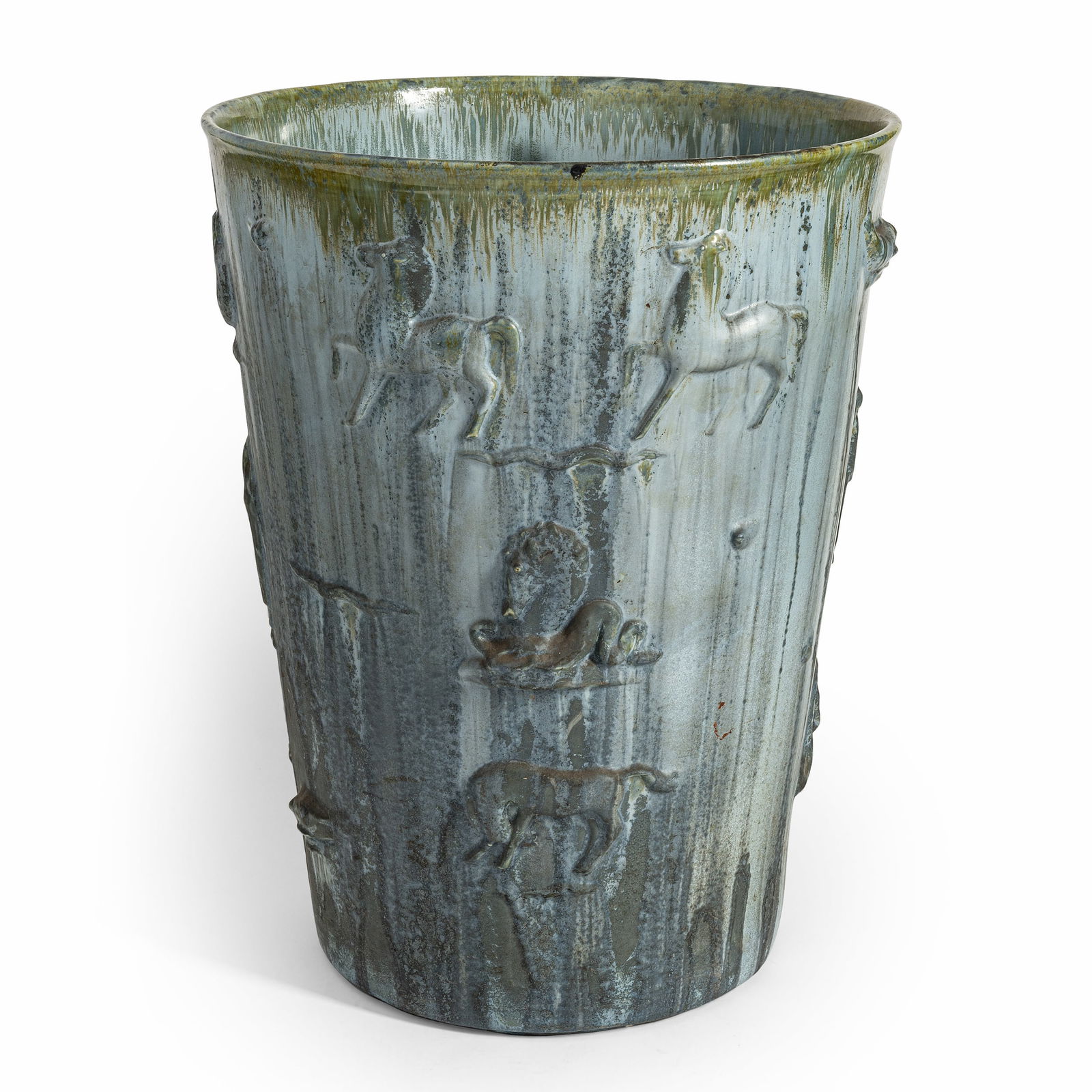 GRANDE VASO IN TERRAGLIA SMALTATA A MONOCROMO VERDE,: ANGELO BIANCINI PER LAVENIA E SOCIETÀ CERAMICA ITALIANA, CIRCA 1937 con decoro parzialmente a rilievo con figure umane e di animali; poche usura Marche di fabbrica Alt. cm 51, diam. cm 41,2 CTR A