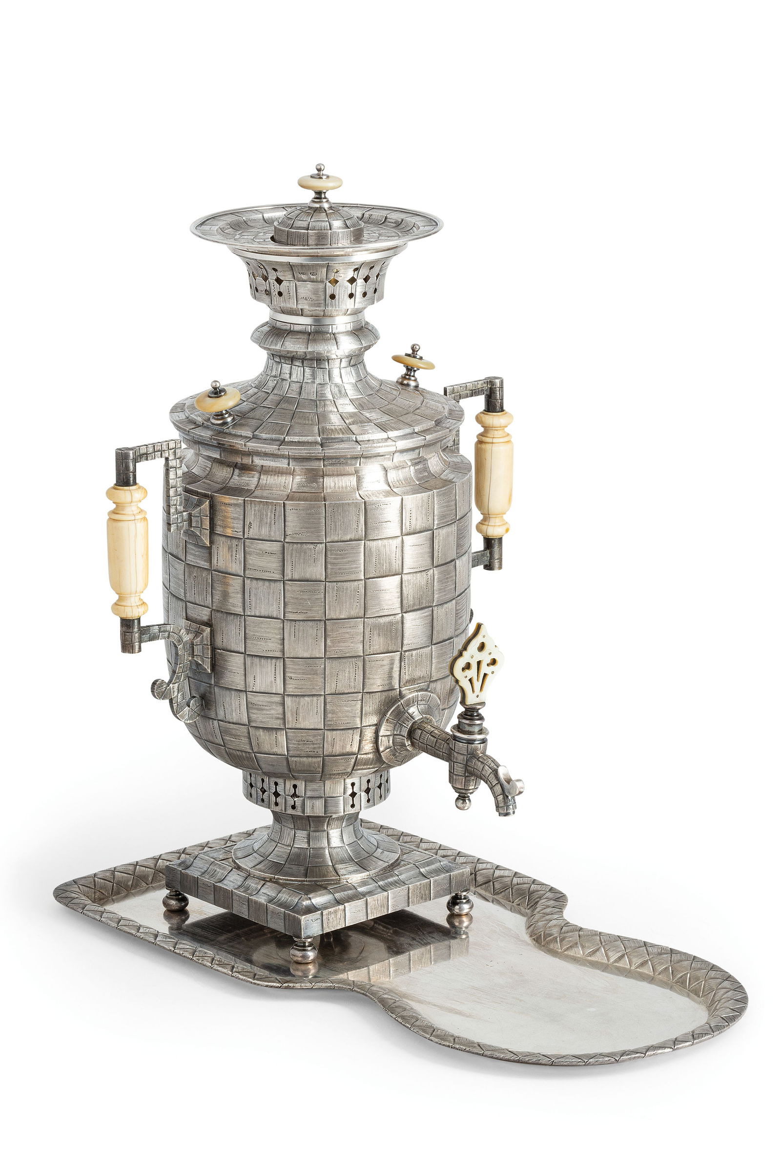 SAMOVAR IN ARGENTO, OSSO E MADREPERLA CON VASSOIO, S.: PIETROBURGO, 1884, ORAFO GRACHEV, CHEF J. OLSONIUS a base quadrata su quattro piedini, corpo cilindrico, manici geometrici, superficie decorata a trompe l'oeil; difetti Samovar, alt. cm 42, larg. cm 2
