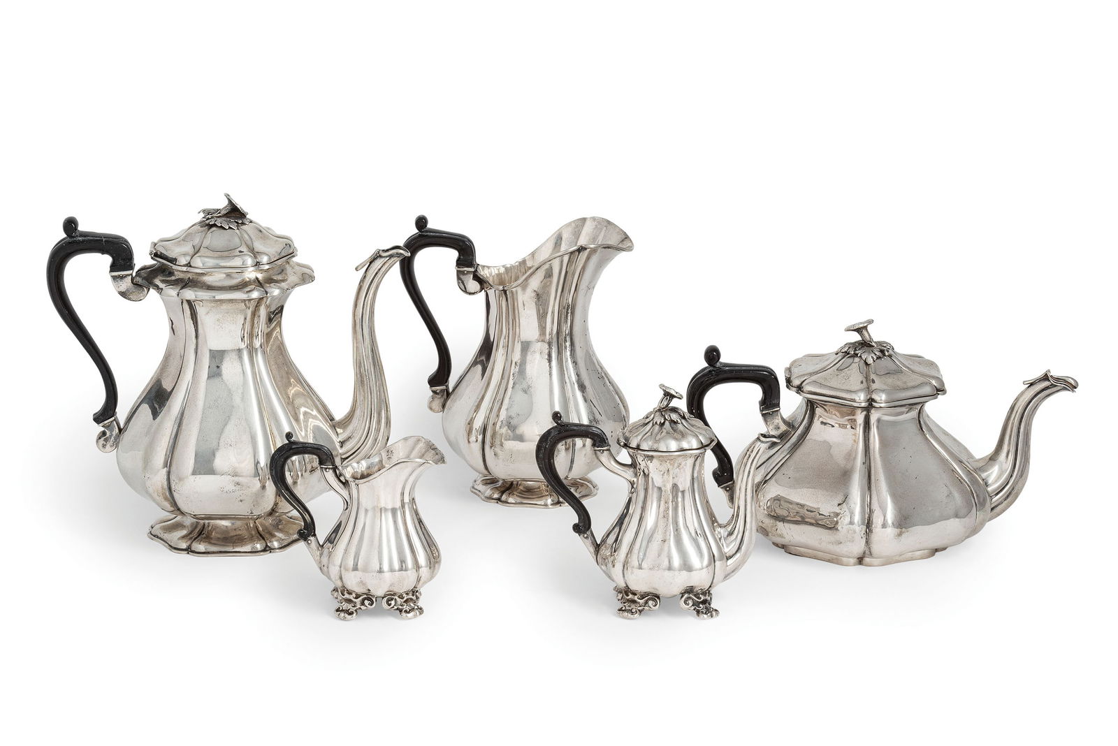 SERVIZIO DA TE' E CAFFE' IN ARGENTO, SAN PIETROBURGO,: 1866, ORAFO GRACHEV, CHEF J. OLSONIUS composto da una caffettiera, una zuccheriera, un versatoio, un'egoiste ed una lattiera; difetti Caffettiera, alt. cm 25; peso totale gr. 2585 A RUSSIAN TEA AND CO