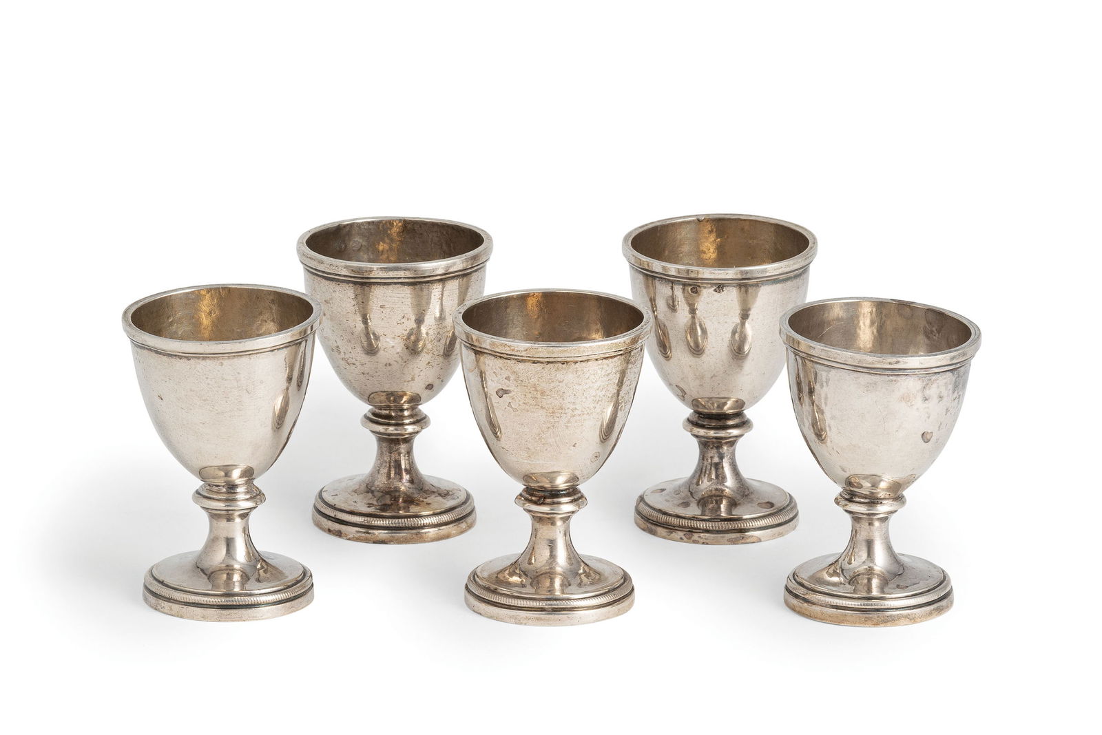 SET DI CINQUE PORTAUOVO, ROMA, XIX SECOLO, ORAFO P.P.: SPAGNA a base troncoconica, corpo a superficie liscia; difetti Alt. cm 7; peso totale gr 427 A SET OF FIVE SILVER EGG CUPS, ROME, 19TH CENTURY, MARKS OF P.P. SPAGNA; DEFECTS (5)