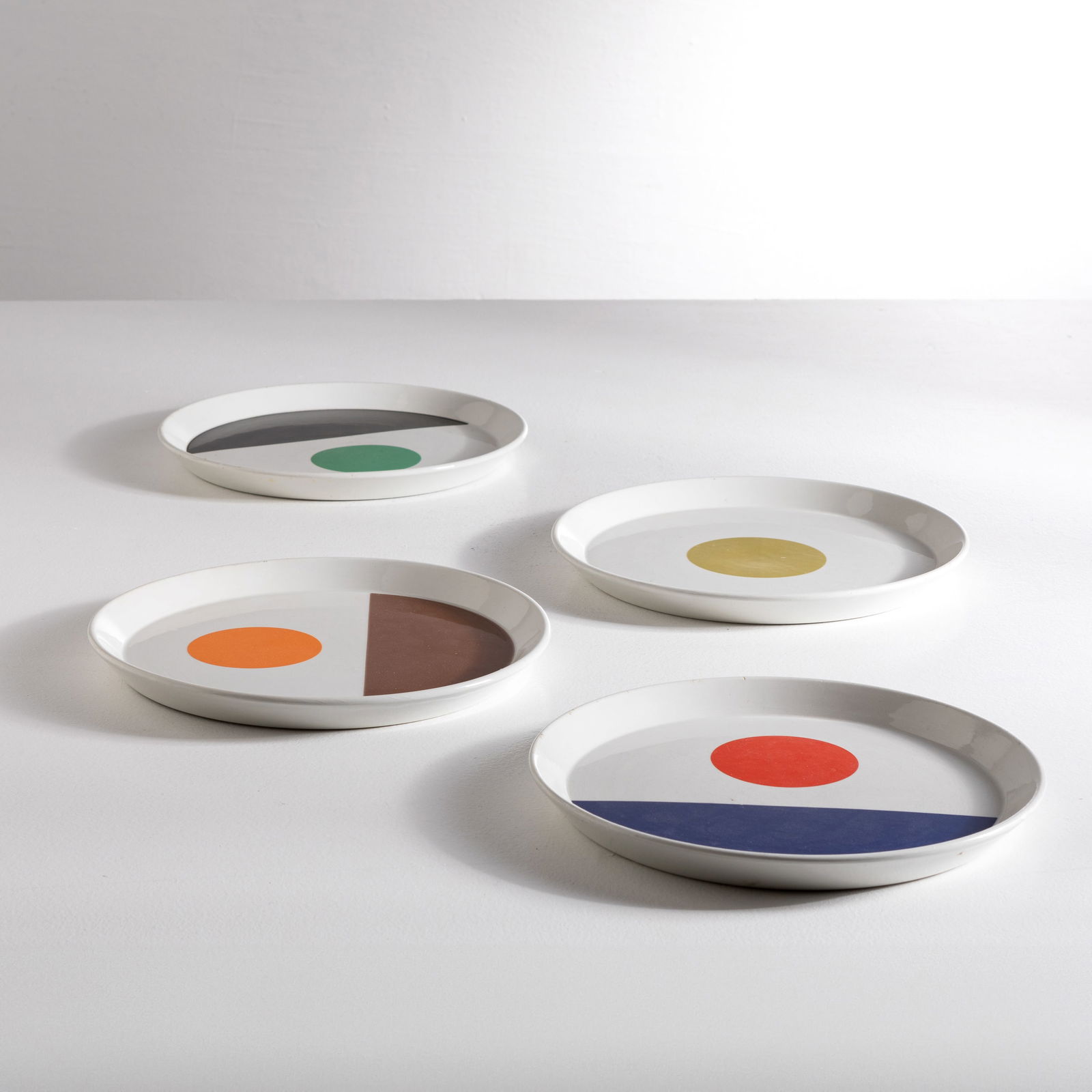 GIO PONTI: Quattro piatti. Ceramica decorata a mano. Produzione Ceramiche Franco Pozzi, Italia, 1967. Marchio della manifattura. diametro cm 26 FOUR PLATES BY G. PONTI Buone condizioni generali. Piccole righe, l