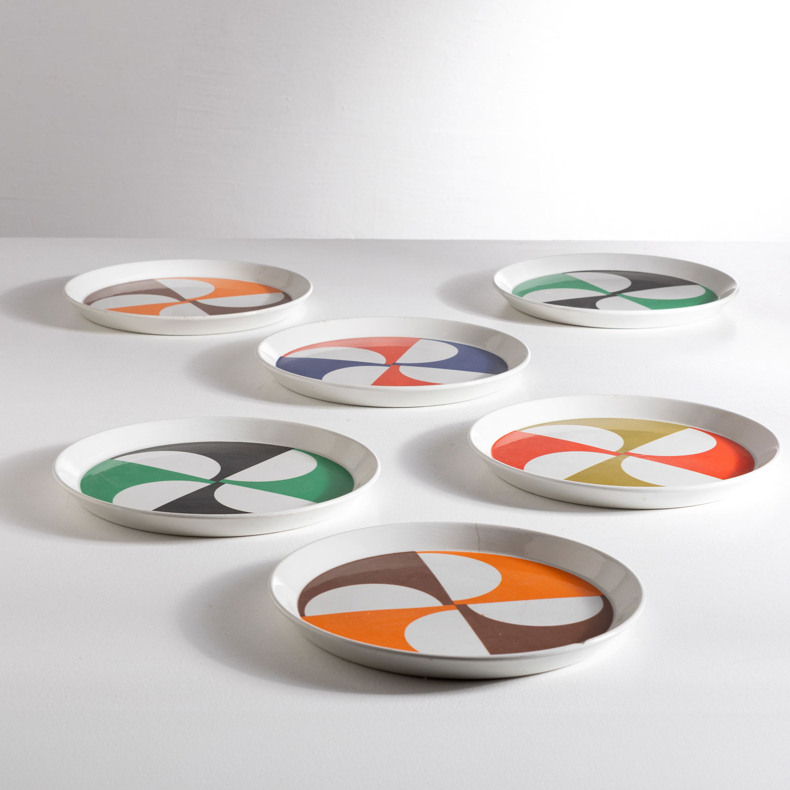 GIO PONTI: Sei piatti. Ceramica decorata a calcomania. Produzione Ceramiche Franco Pozzi, Italia, fine anni '60. Marchio della manifattura. diametro cm 26 SIX PLATES BY G. PONTI Buone condizioni generali. Piccol