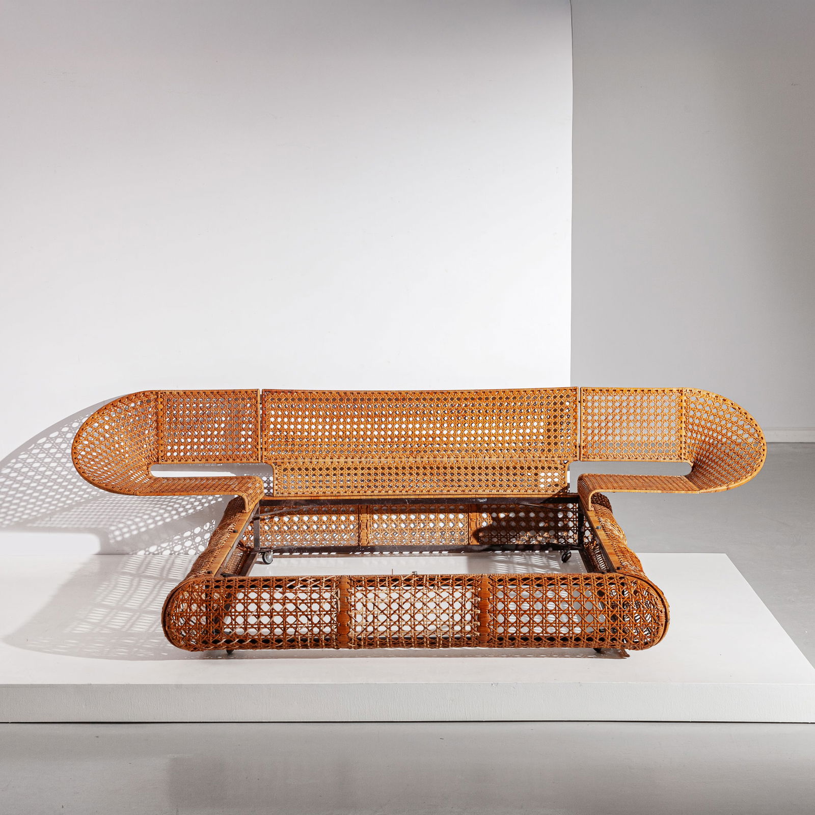 MARZIO CECCHI: Letto matrimoniale. Ferro, legno, canna d'India trafilata. Italia fine anni cm 88x342x230 A QUEEN-SIZE BED BY M. CECCHI Discrete condizioni generali. Righe, graffi, segni di usura. Alcune parti dell'i