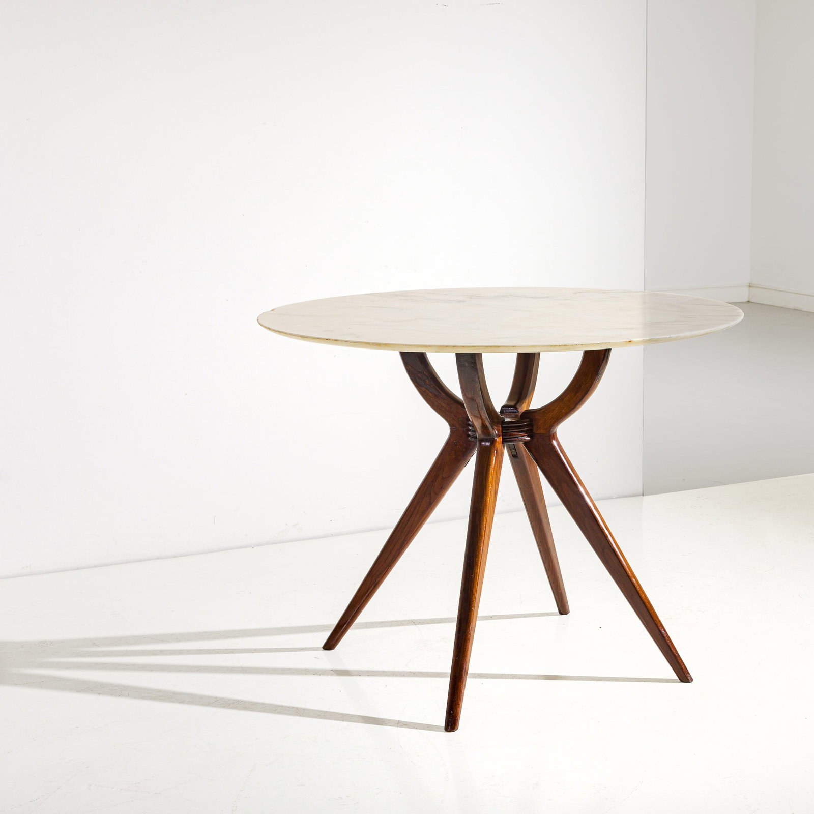 OSVALDO BORSANI: Tavolo variante del mod.7387. Legno di ciliegio tinto, onice. Produzione Arredamenti Borsani Varedo ABV, 1954 ca. Autentica dell'Archivio Osvaldo Borsani, Certifica n. 292/2024. cm 78x102 A DINING TAB